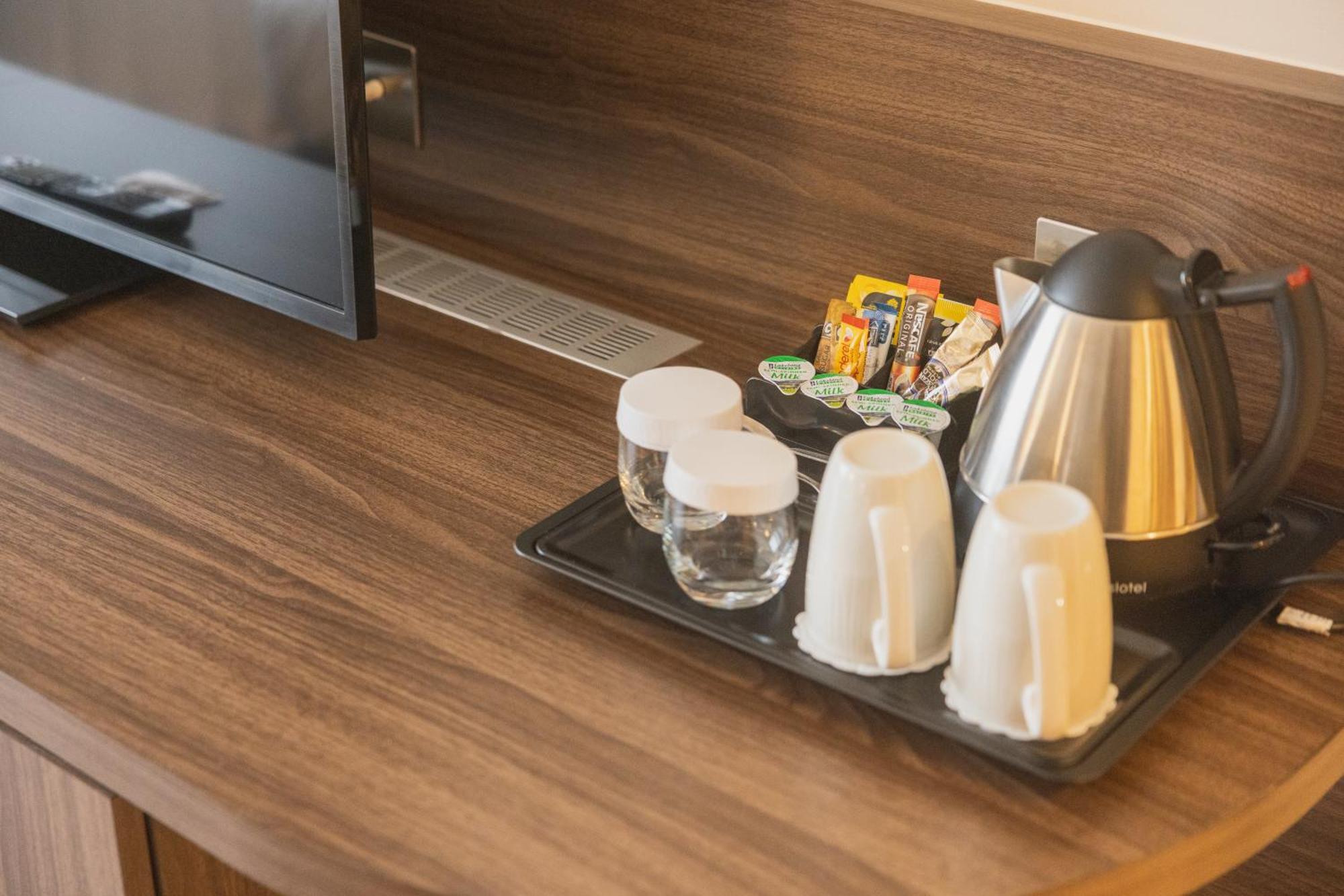 Habitación con cama grande adaptada para personas de movilidad reducida