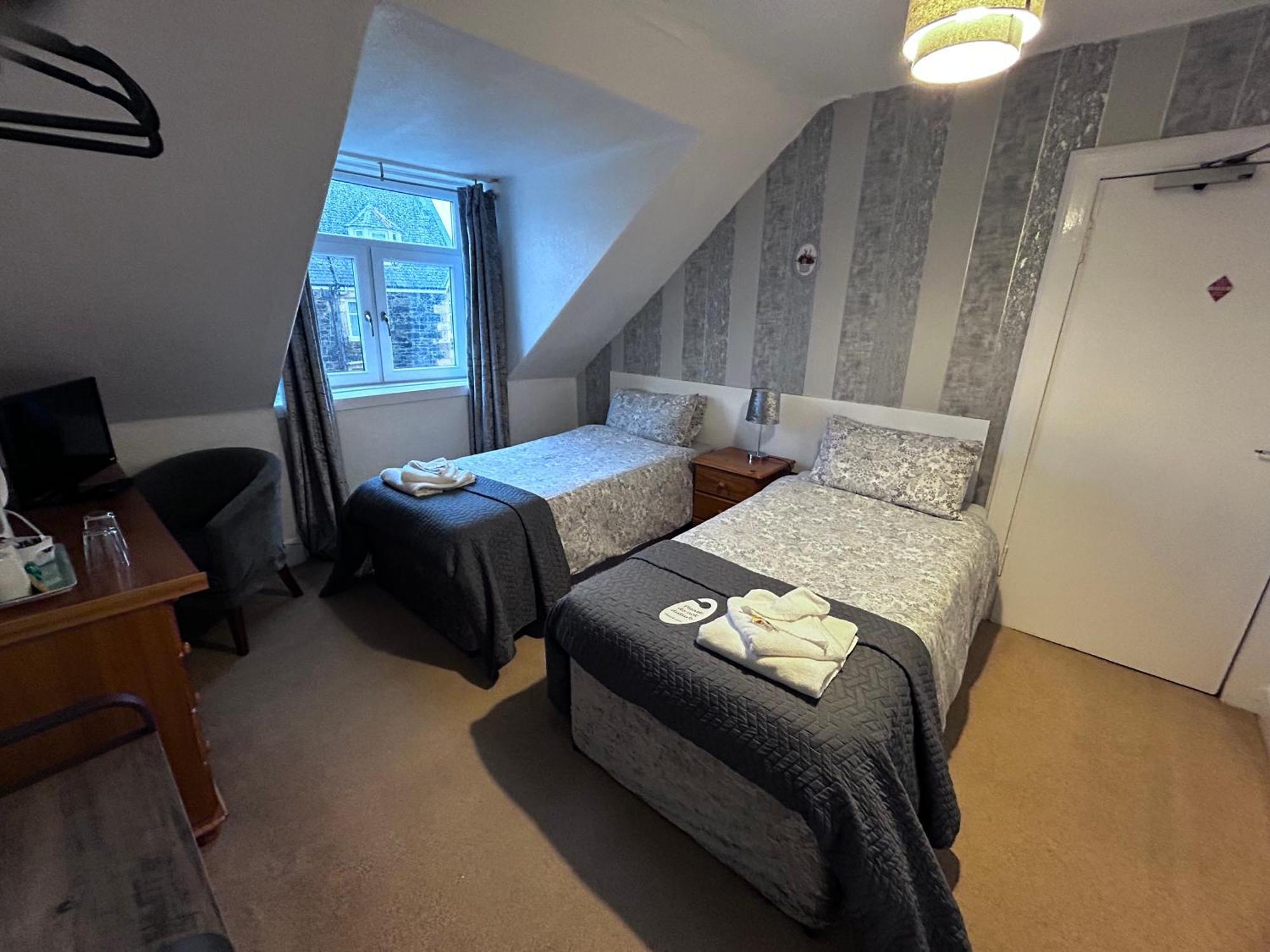 Chambre Lits Jumeaux avec Salle de Bains Commune