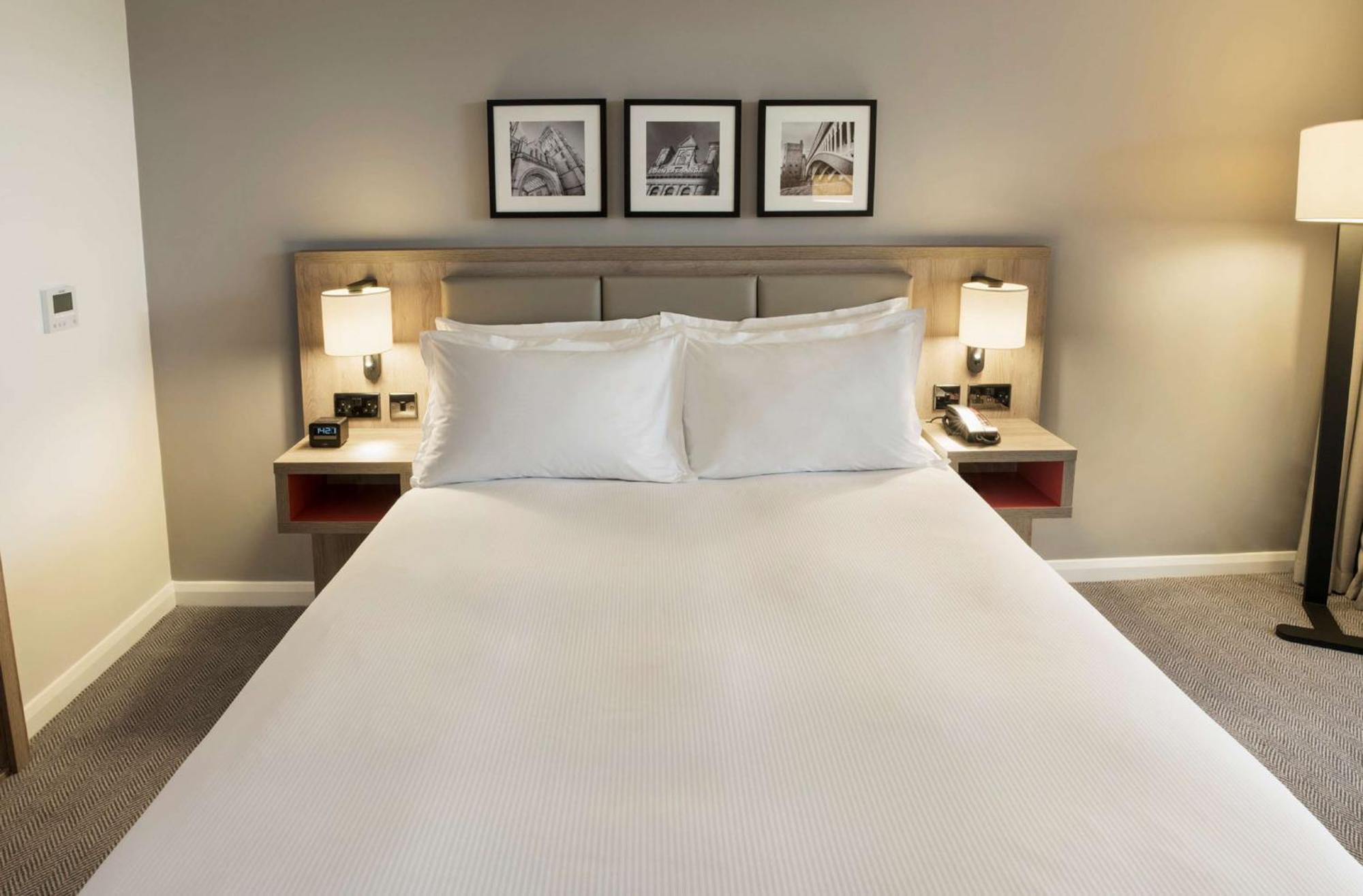 Zimmer mit Kingsize-Bett und Stadionblick
