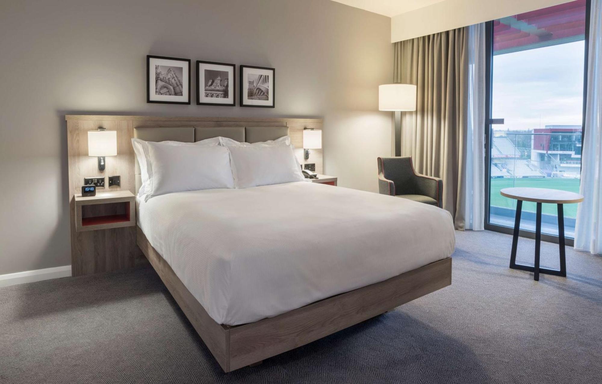 Deluxe Zimmer mit Kingsize-Bett und Stadionblick