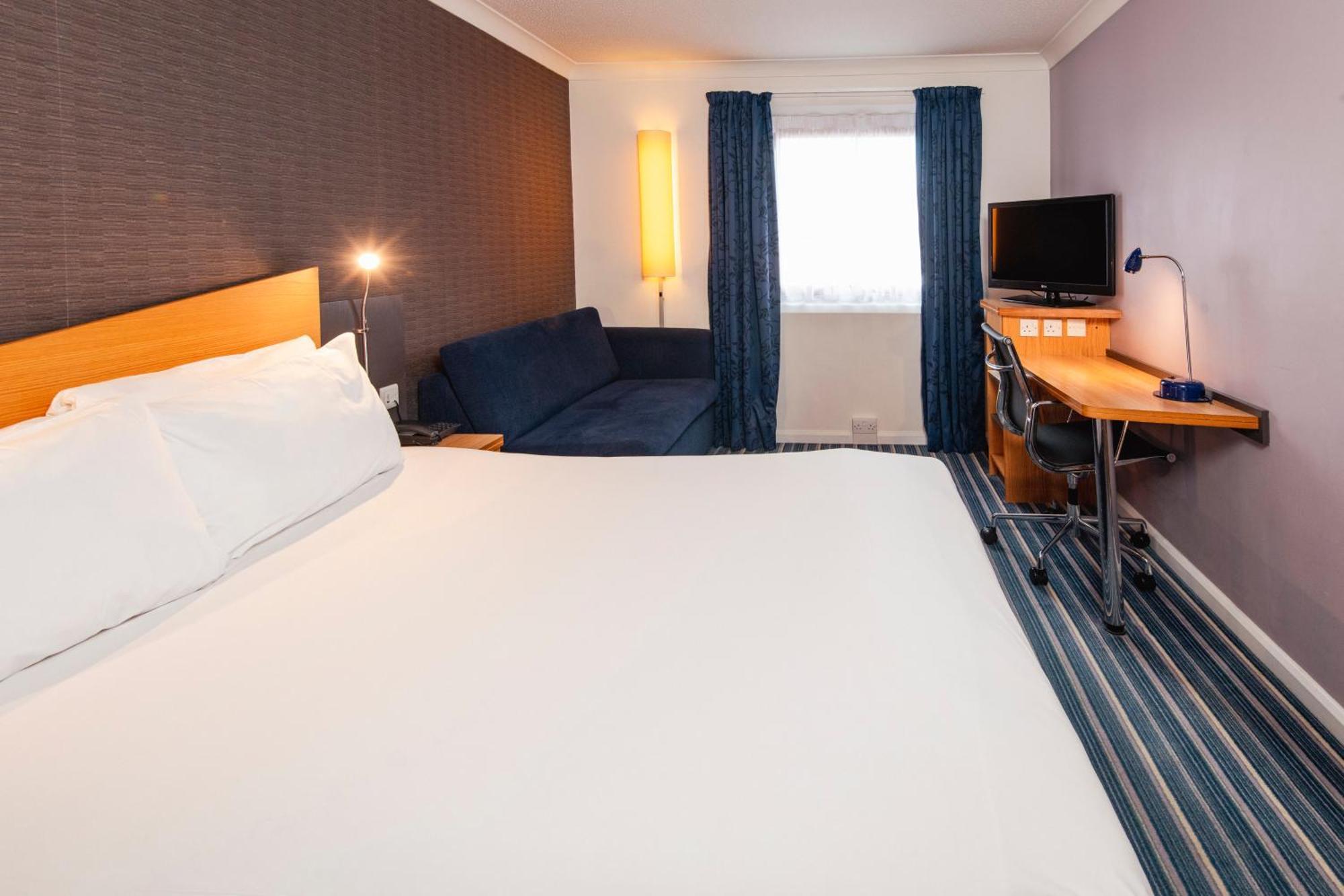 Standard Doppelzimmer mit Einzelschlafsofa und kostenlosem warmen Frühstück