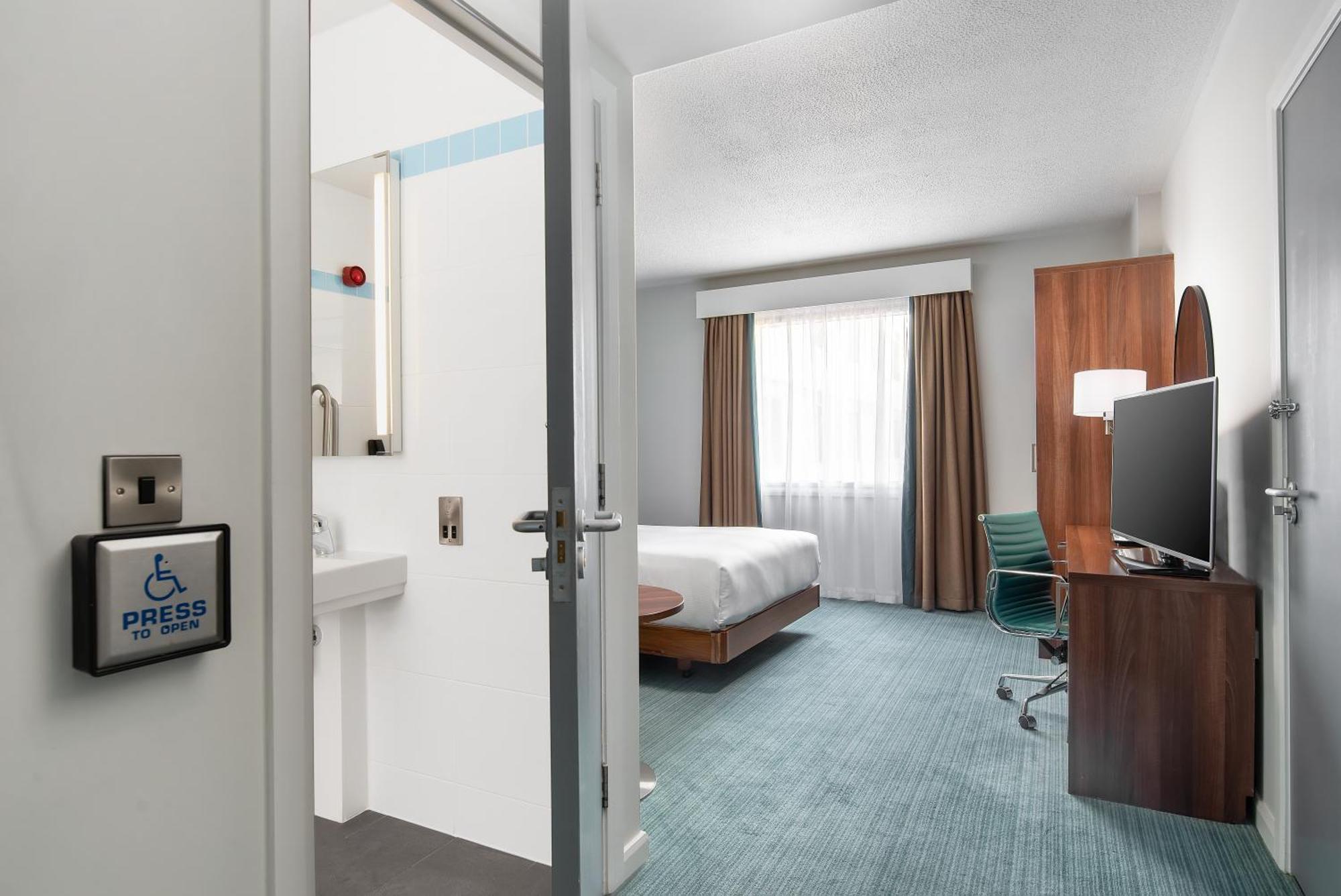 Habitación con cama grande adaptada para personas de movilidad reducida
