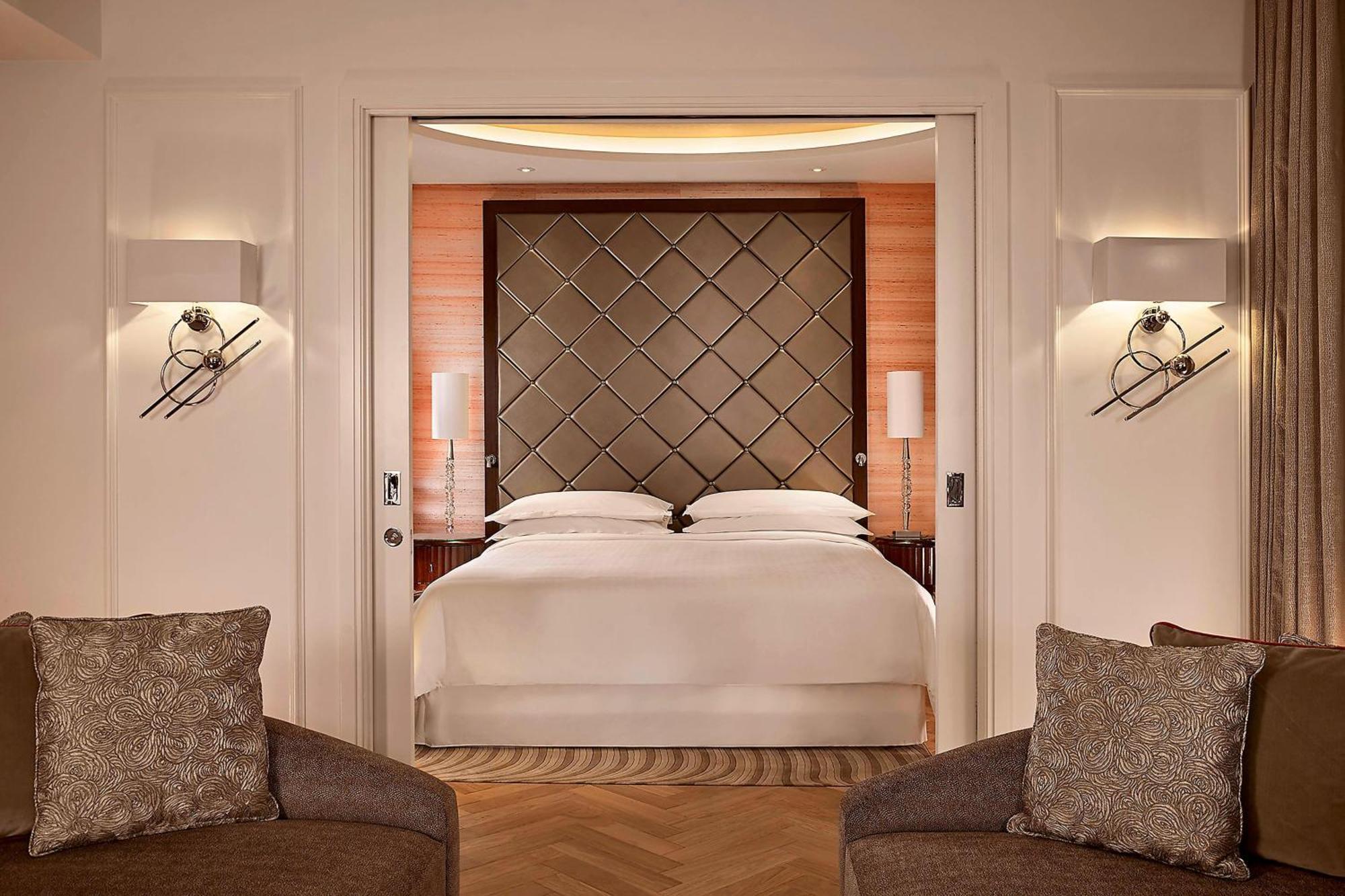 One-Bedroom Grand King Suite - Club Lounge Access