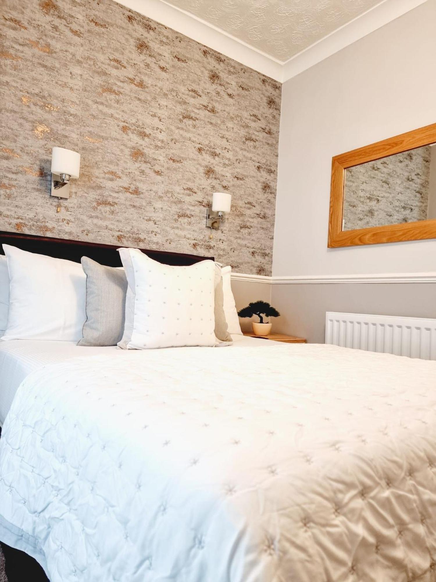 Small Double Room,1528511905:JPEG