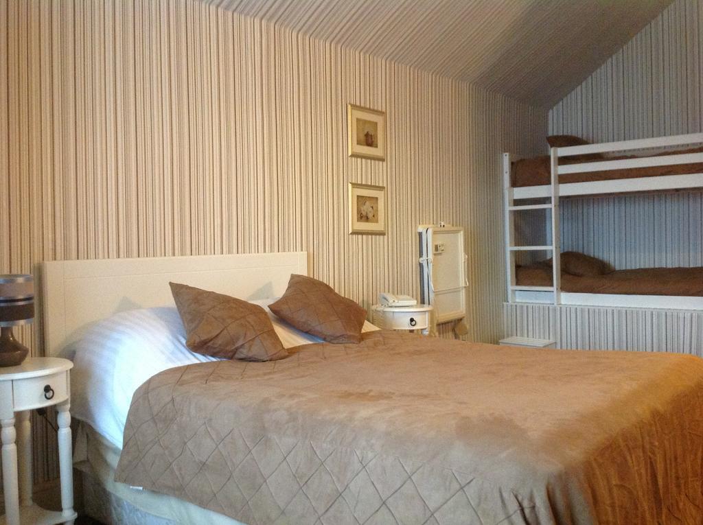 Family Room (2 Adults + 1 Child)