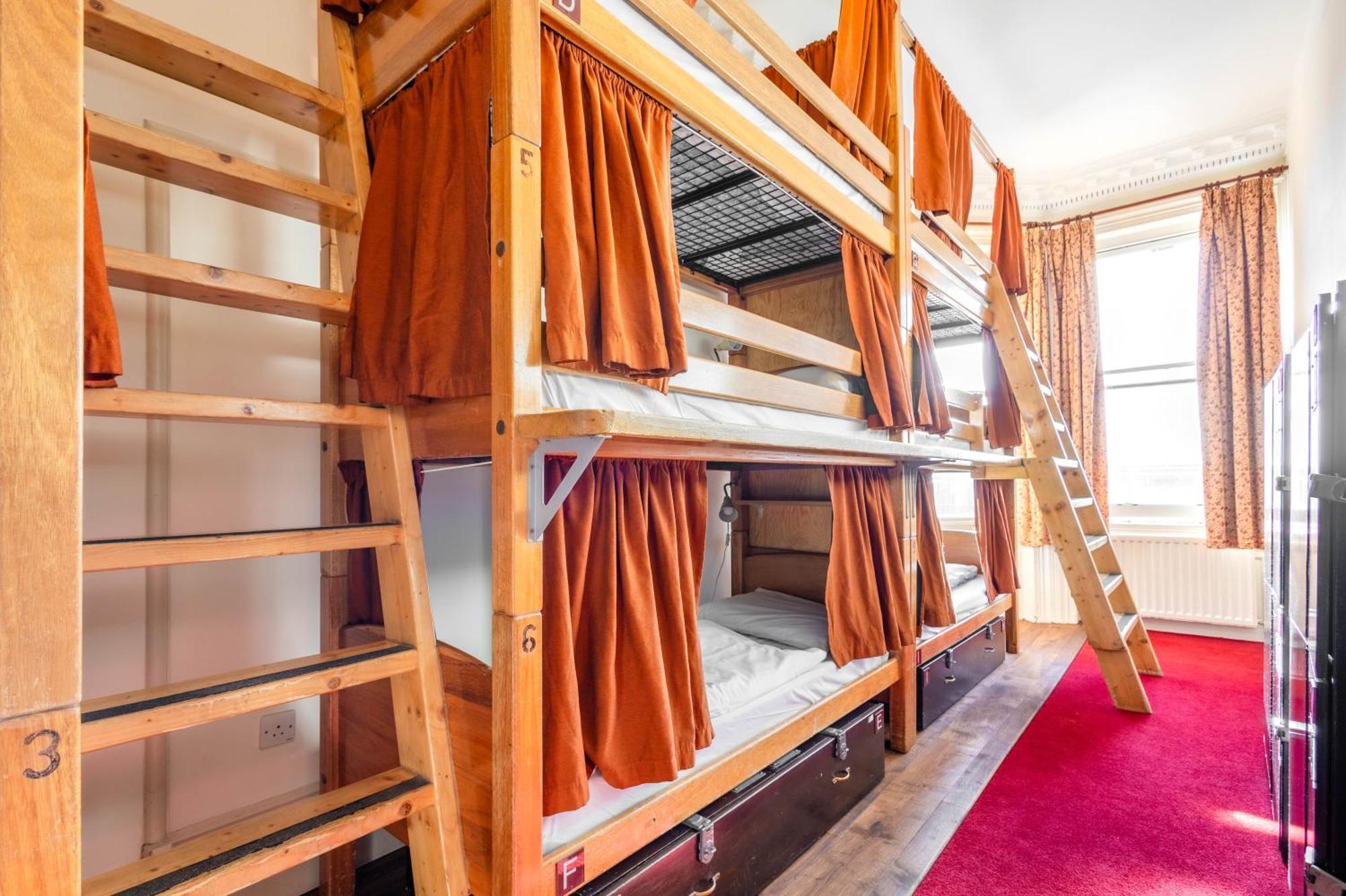 Cama em Dormitório Misto com 10 Camas