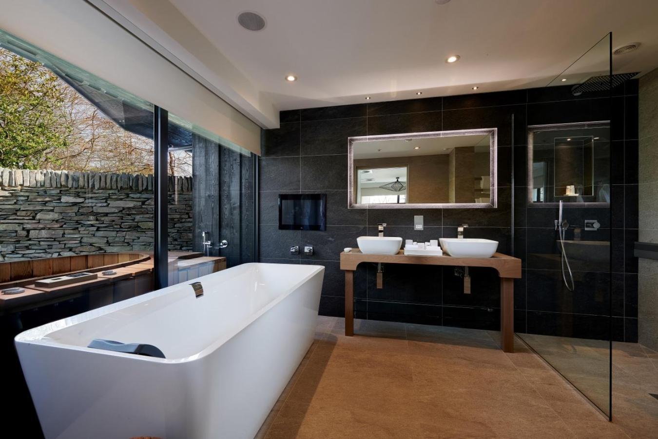 Woodland View External Lakeside Suite with Hot Tub
