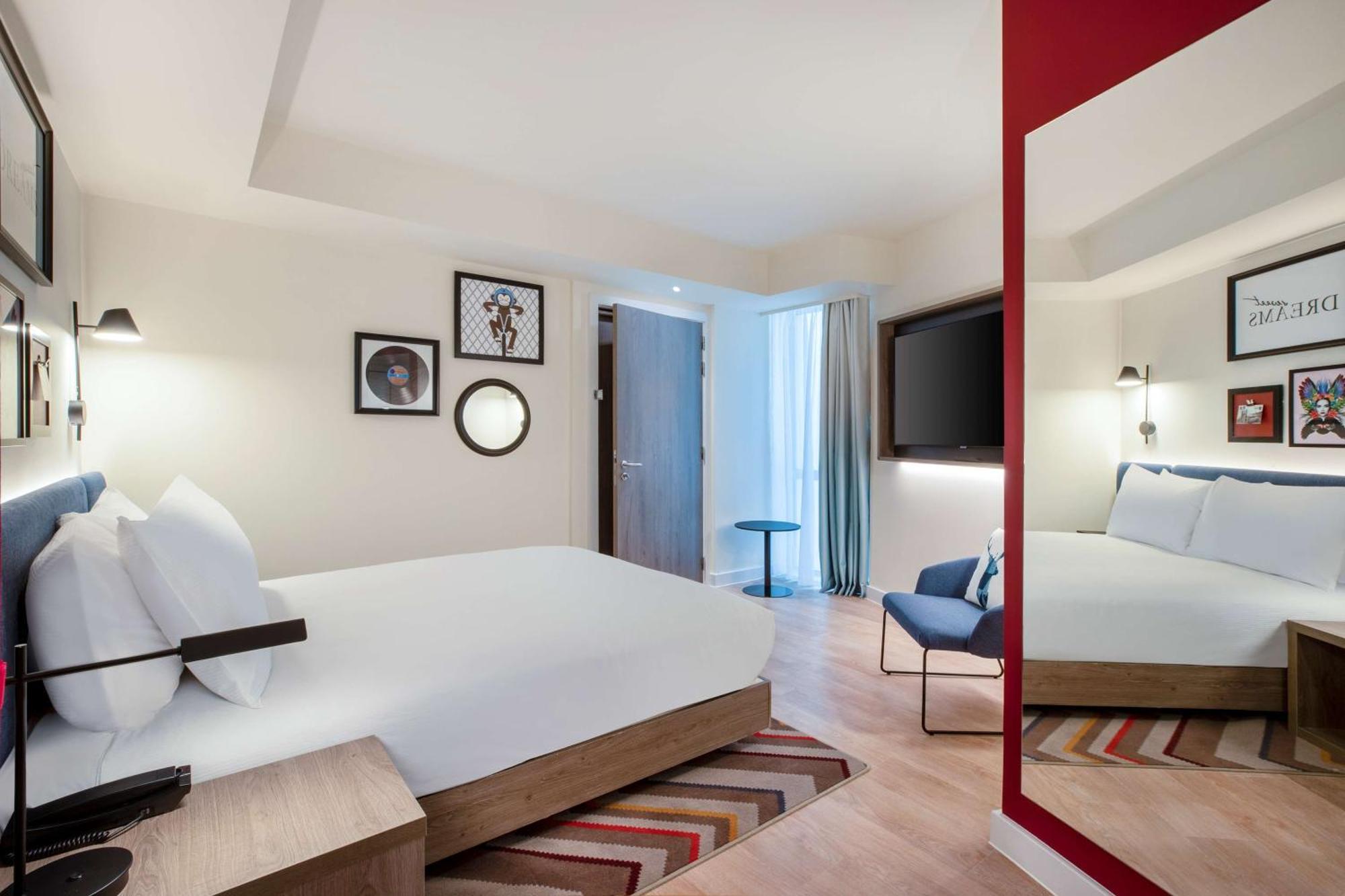 Habitación con cama grande adaptada para personas de movilidad reducida