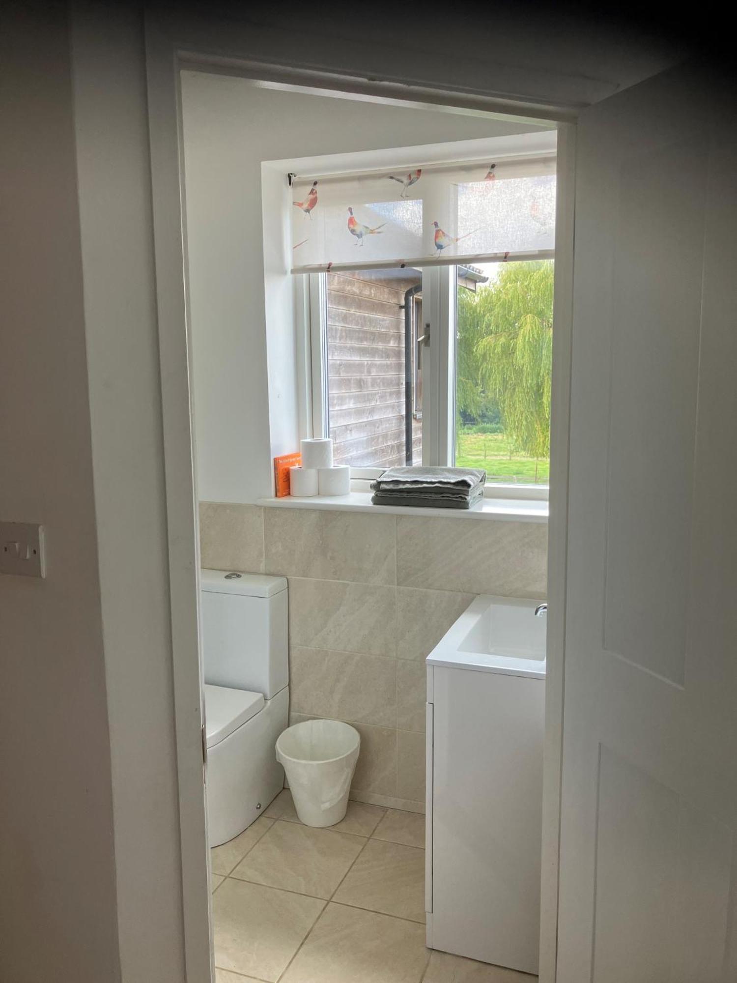 Twin Room Shower,1467413915:JPEG