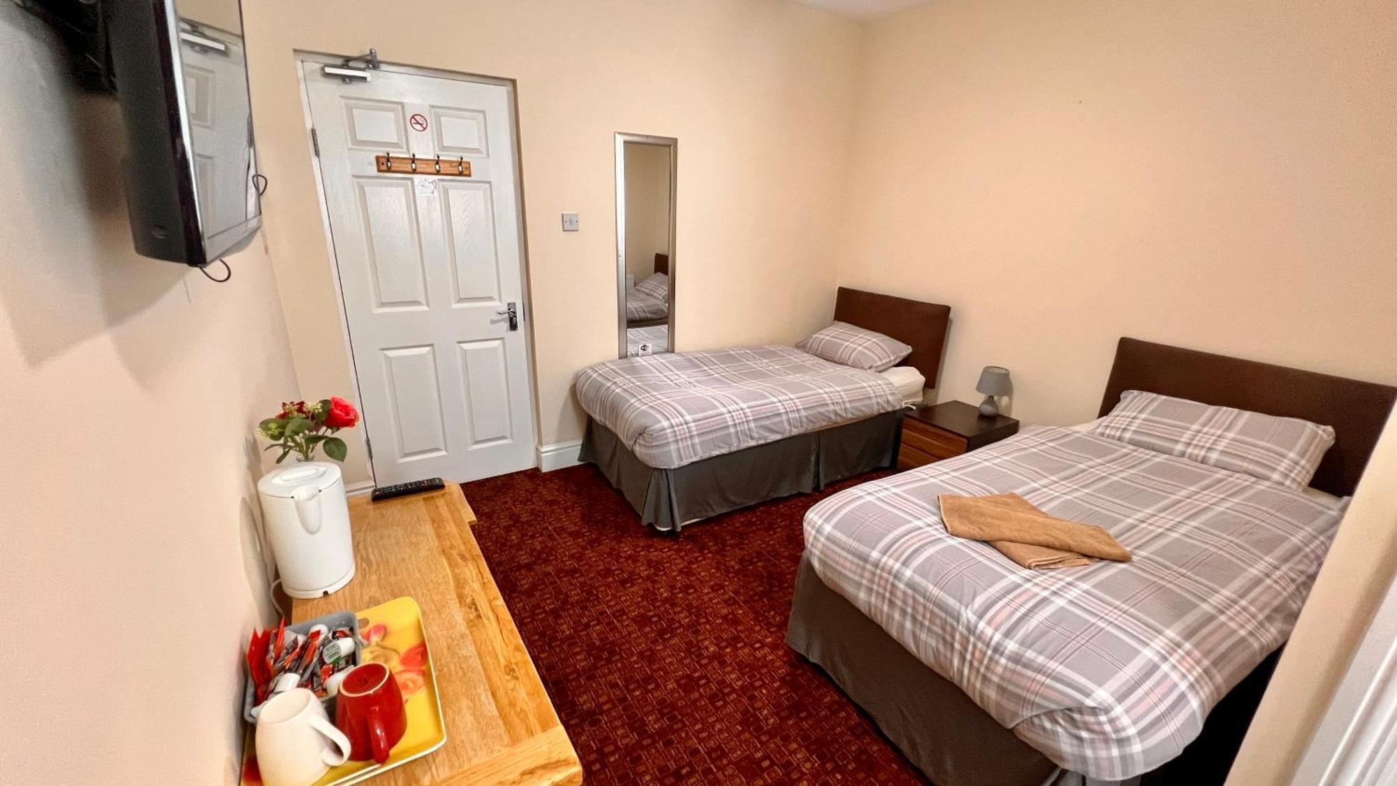 Quarto com 2 Camas de Solteiro e Chuveiro