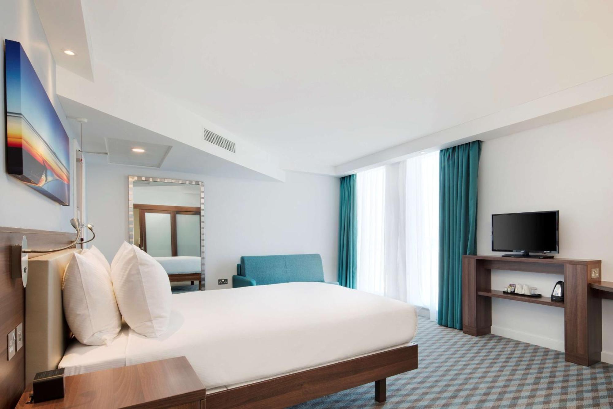 Queen Room - Disability Access with Runway View,1552496191:JPEG