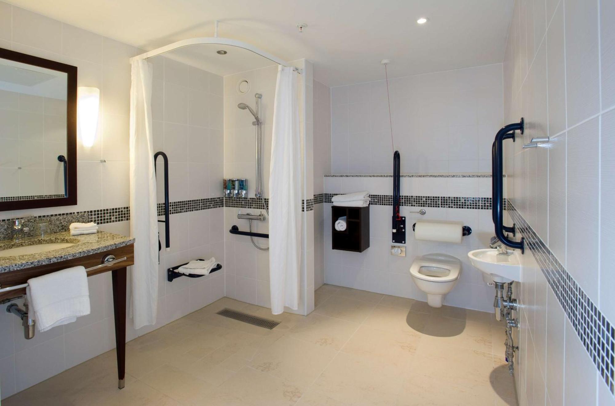 Chambre Lit Queen-Size Accessible aux Personnes à Mobilité Réduite