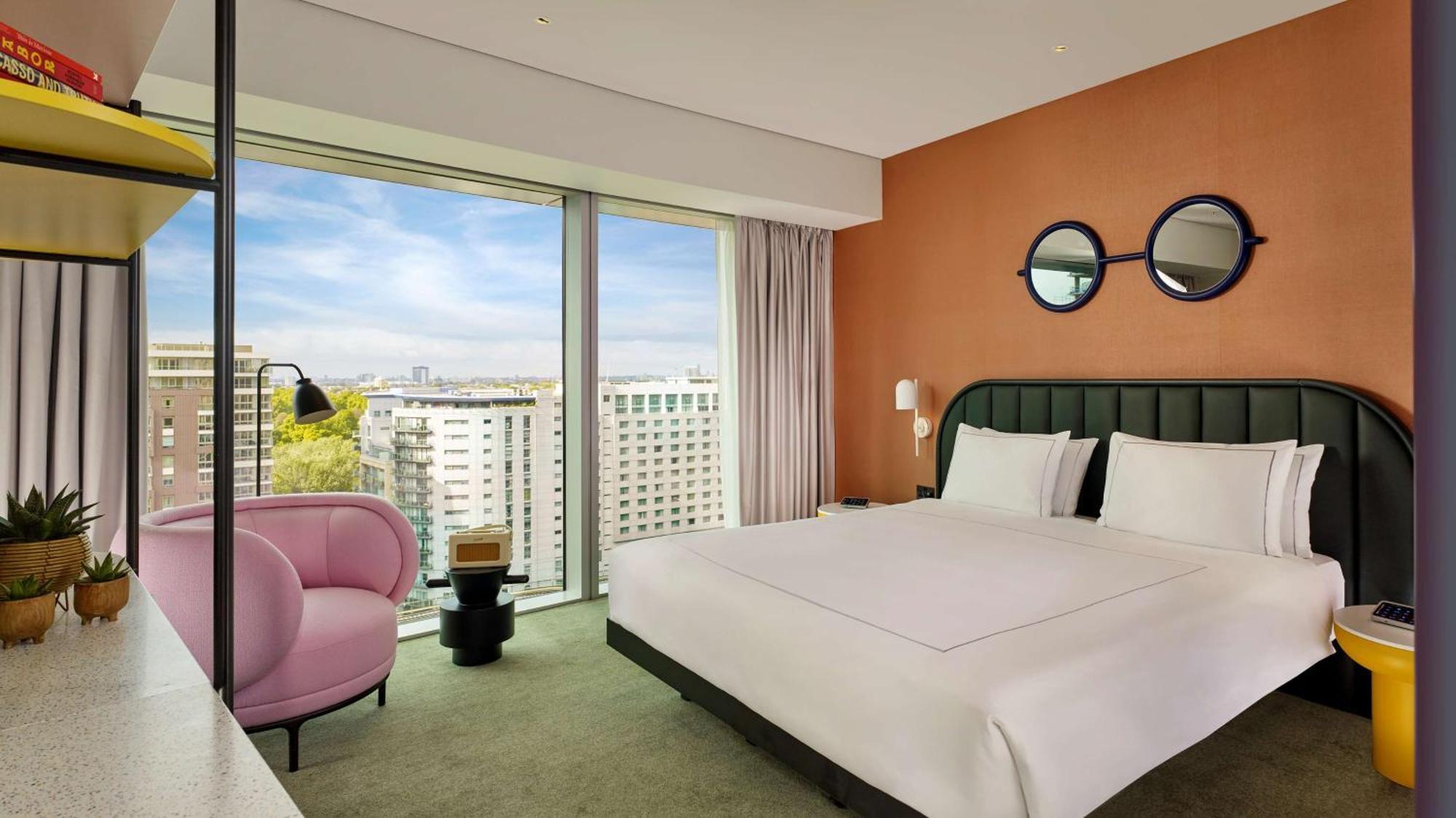 Art Kamer met 2 Kingsize Bed en Uitzicht op de Skyline