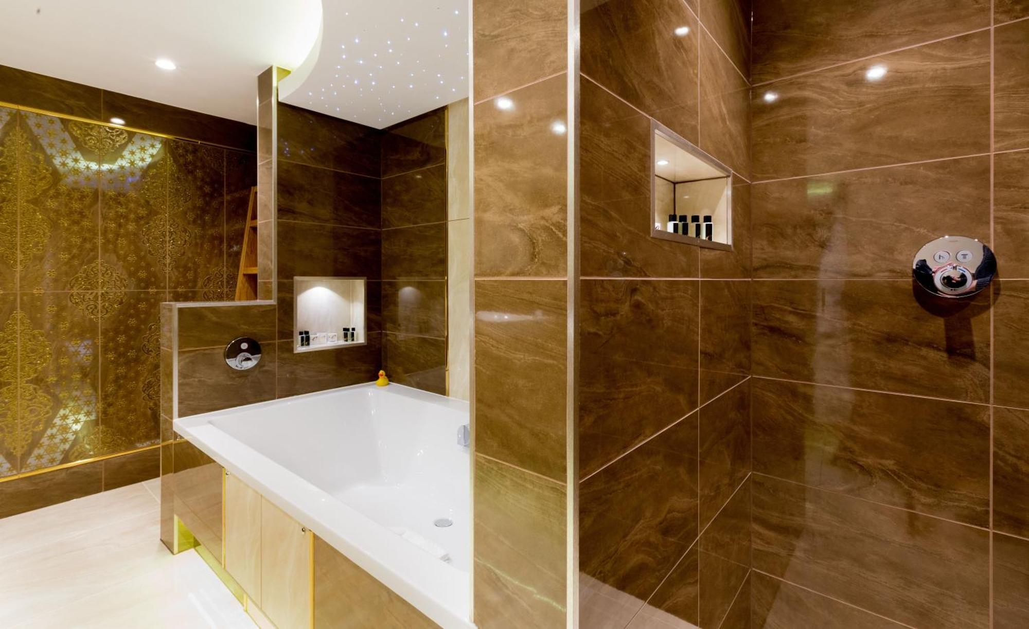 Luxury Suite Hot Tub,1559616325:JPEG