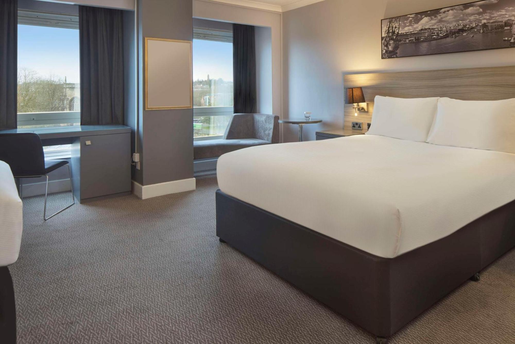 Chambre Lit Queen-Size - pour Personnes à Mobilité Réduite