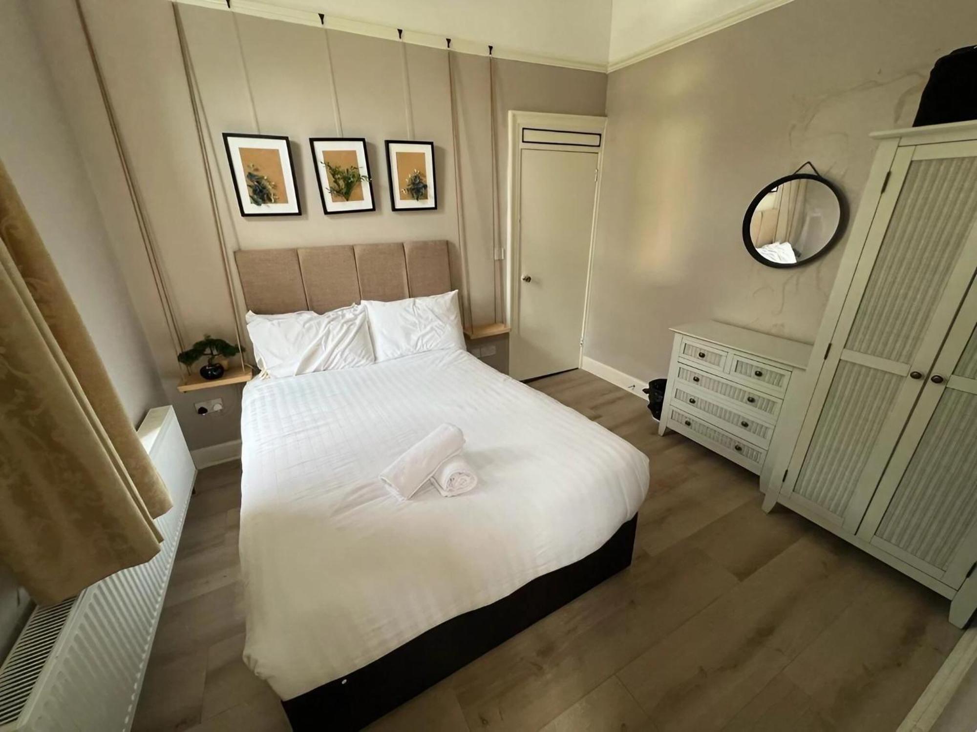 Small Double Room,1588047987:JPEG