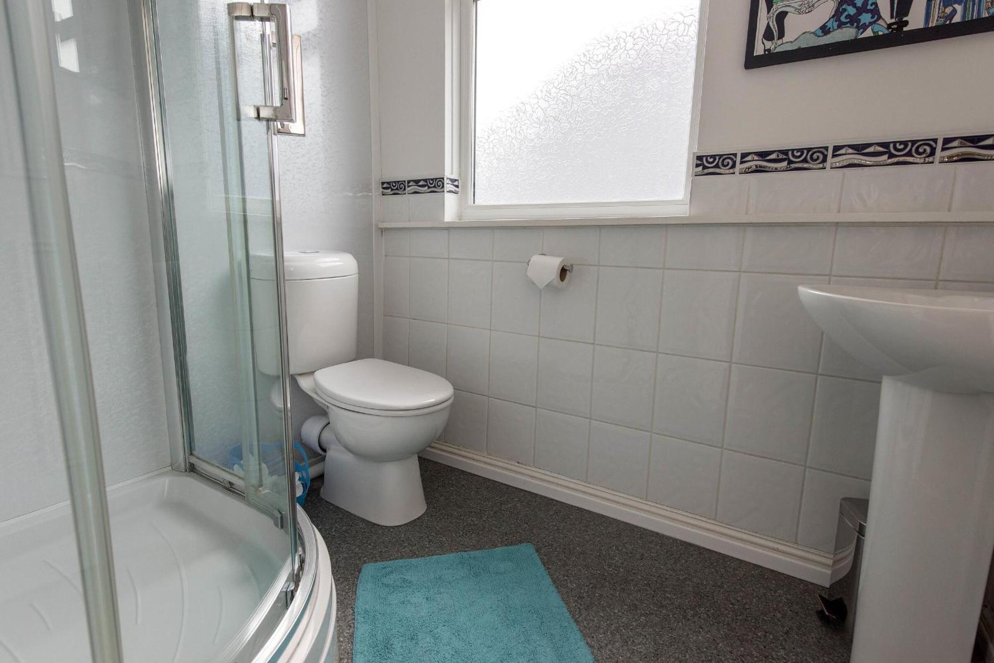 Chambre Simple avec Toilettes et Douche Communes