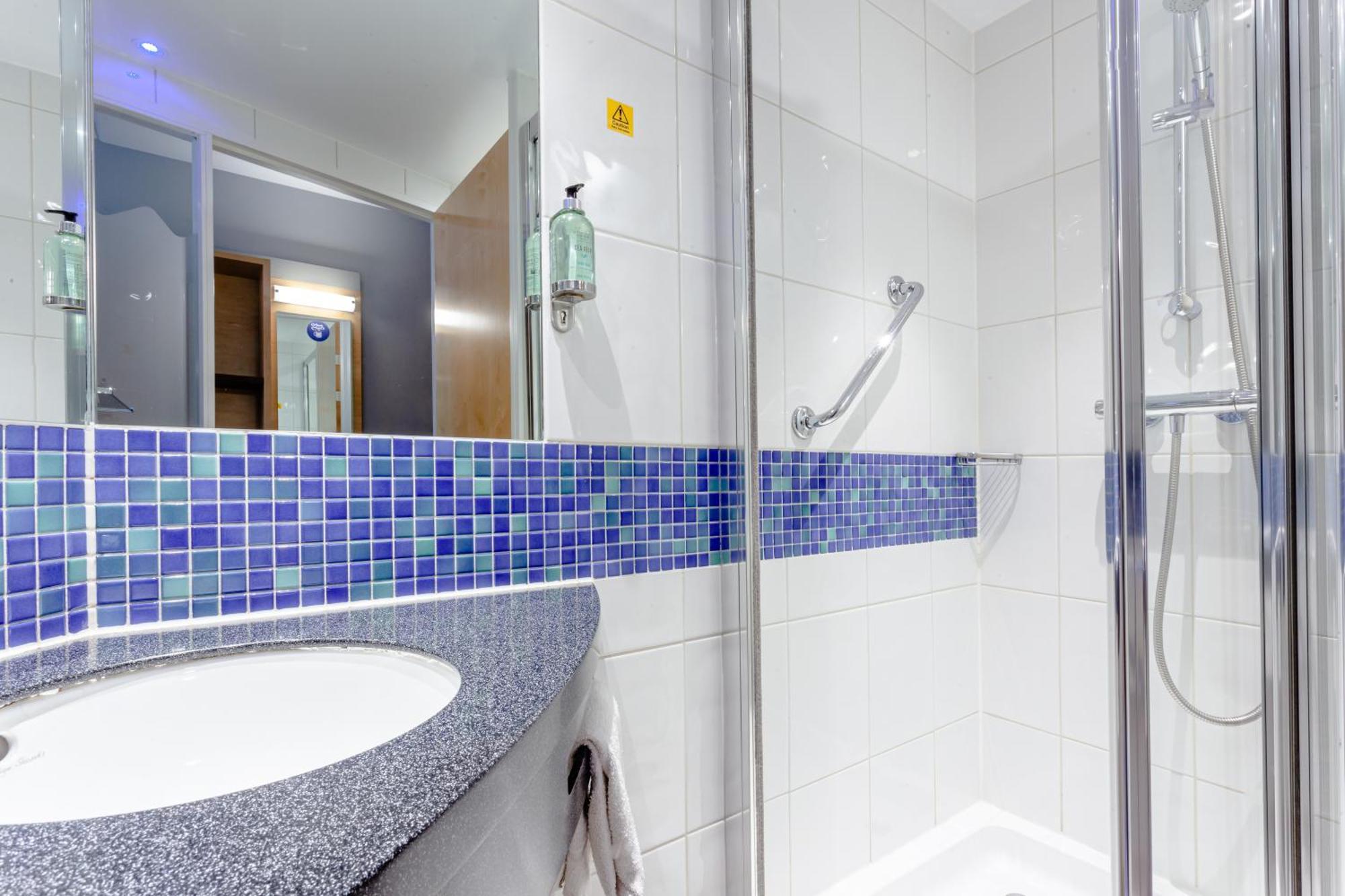 Standaard Tweepersoonskamer met 2 Aparte Bedden en Gratis Warm Ontbijt