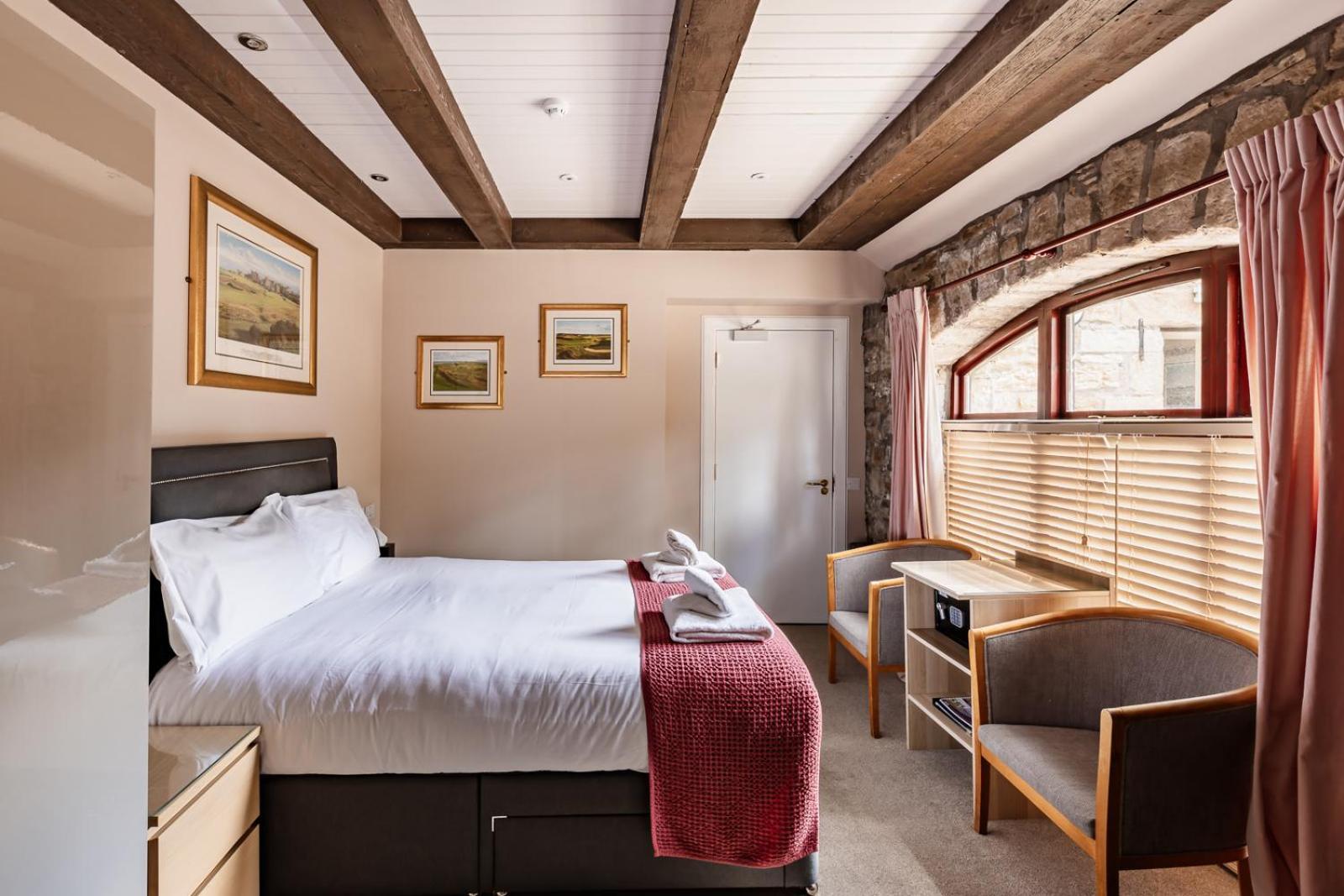 Deluxe Double Room Shower