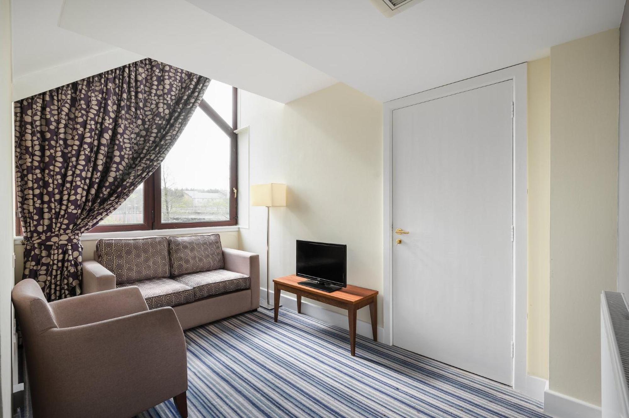 Suite with Single Sofa Bed