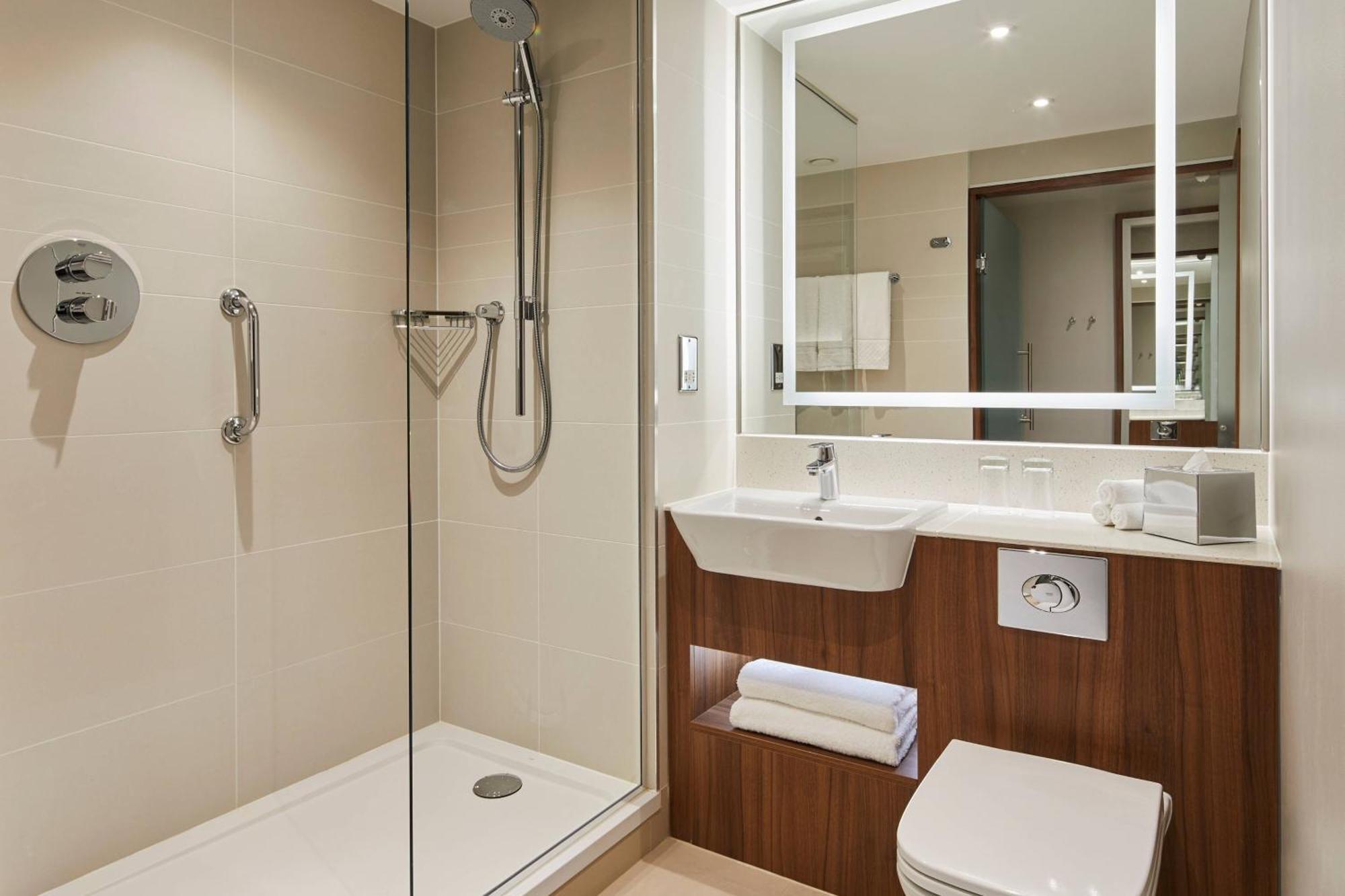 Quarto com 1 Cama King-size e Vista Pista
