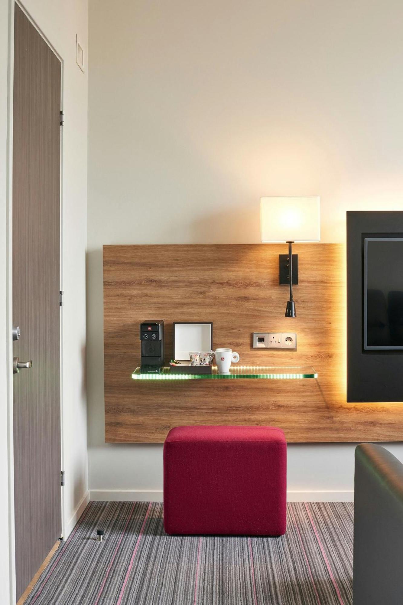 Moxy Extra Sleeper Queen Room with Sofa Bed