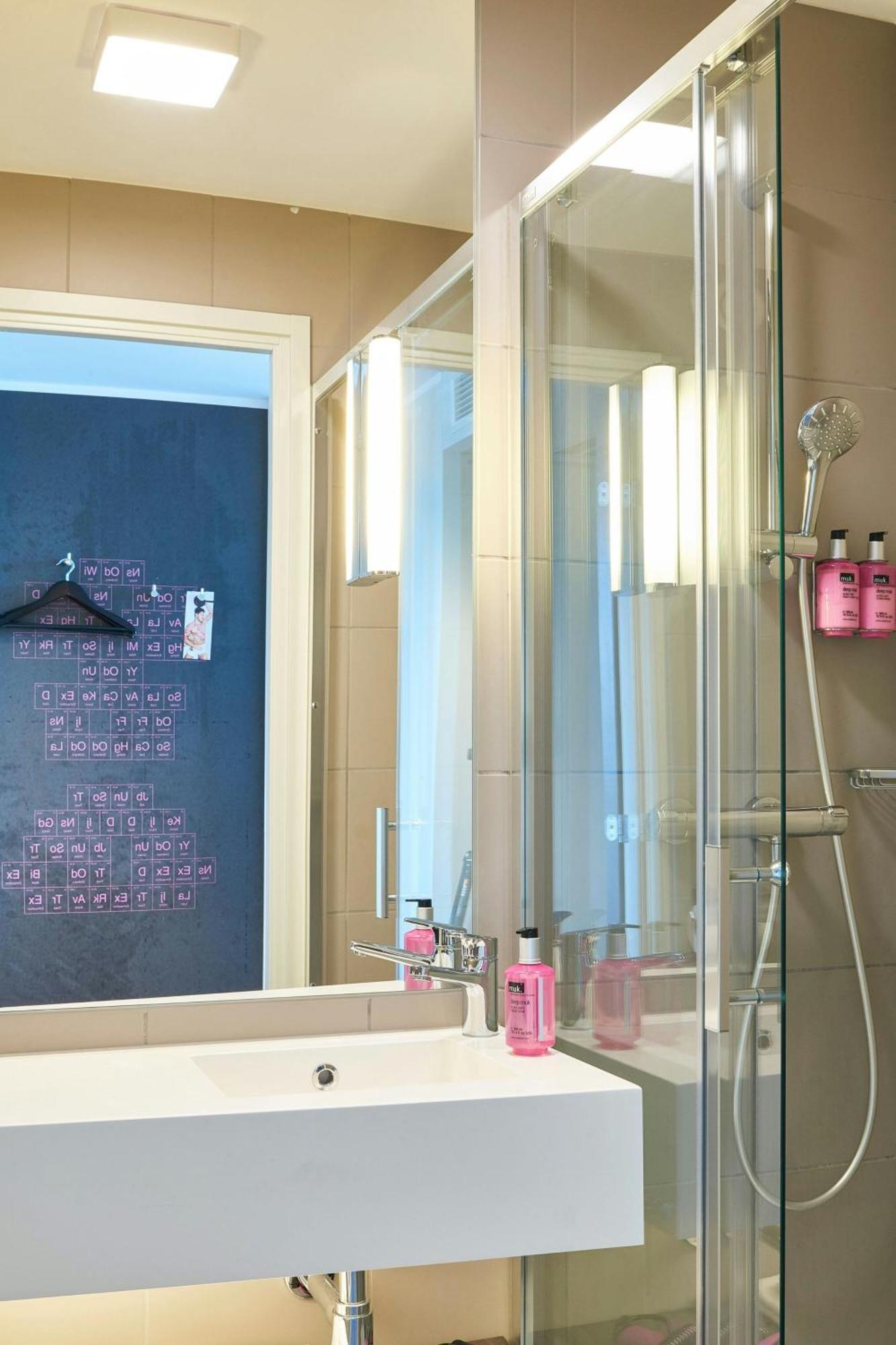 Moxy Queen Room