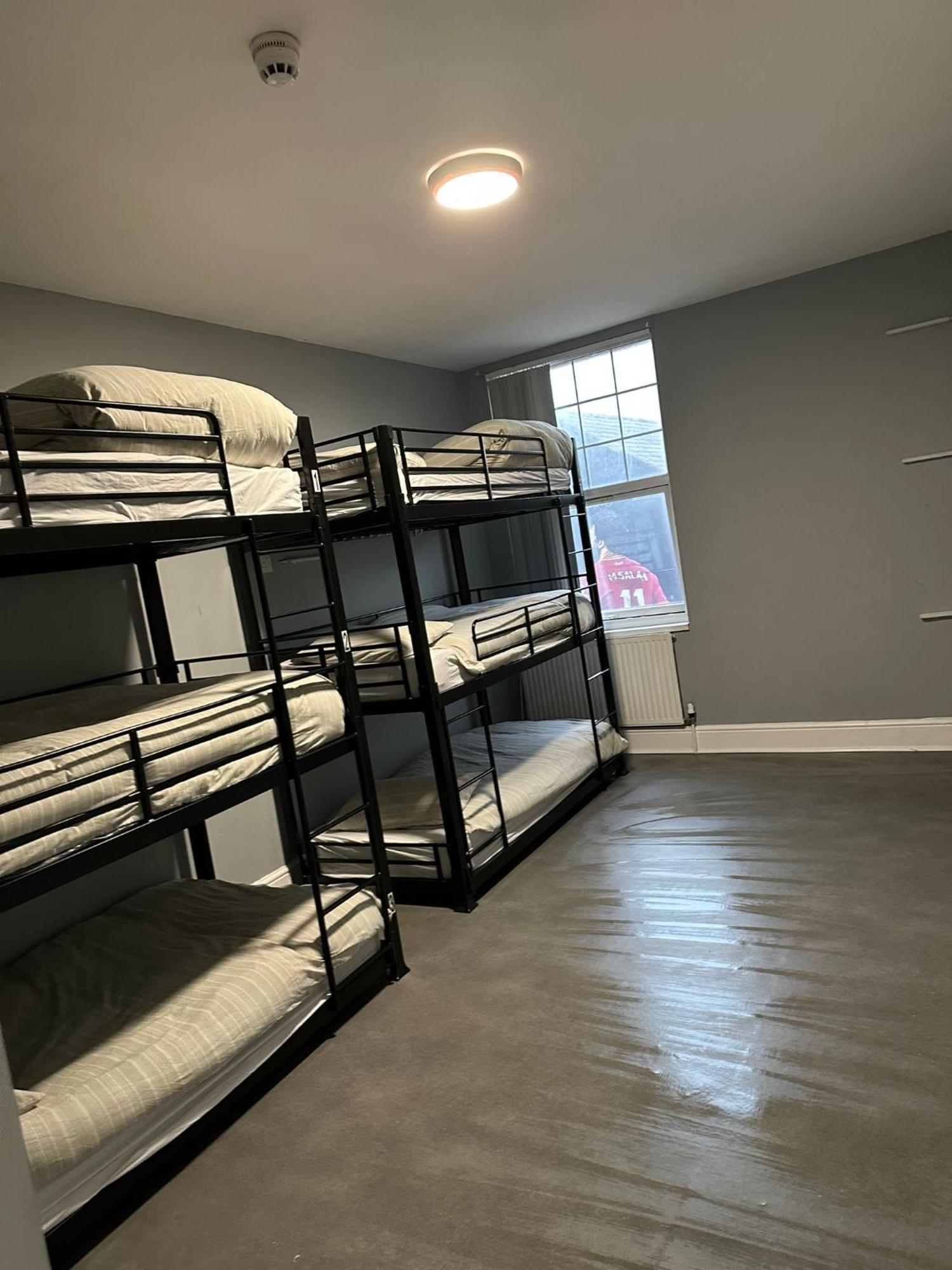 Cama em Dormitório Misto com 8 Camas
