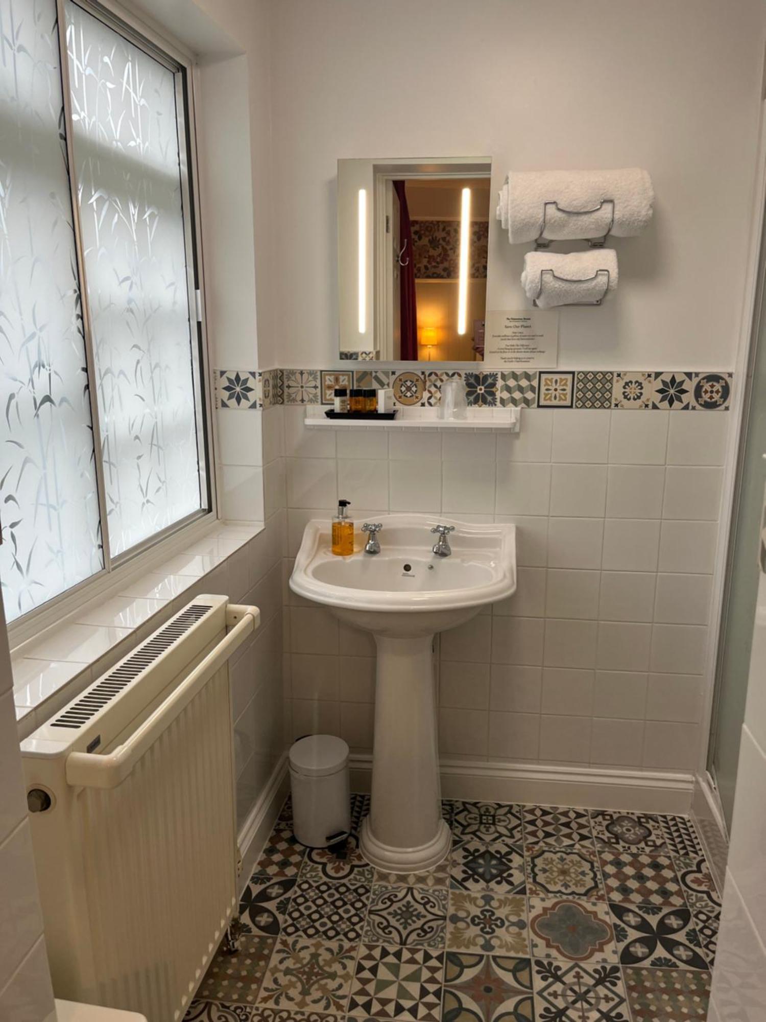Small Double Room,1636018590:JPEG