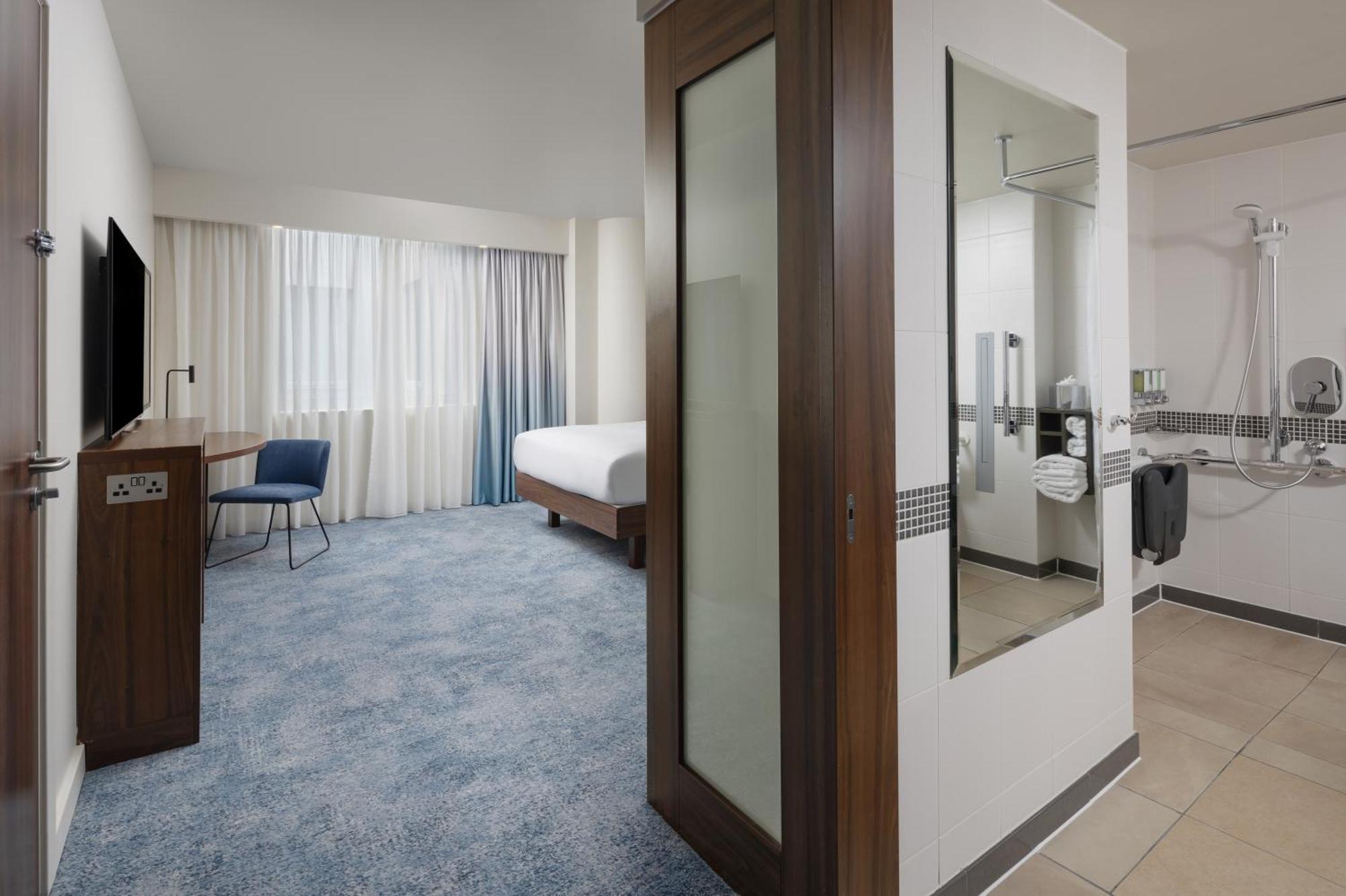 Queen Room Accessible