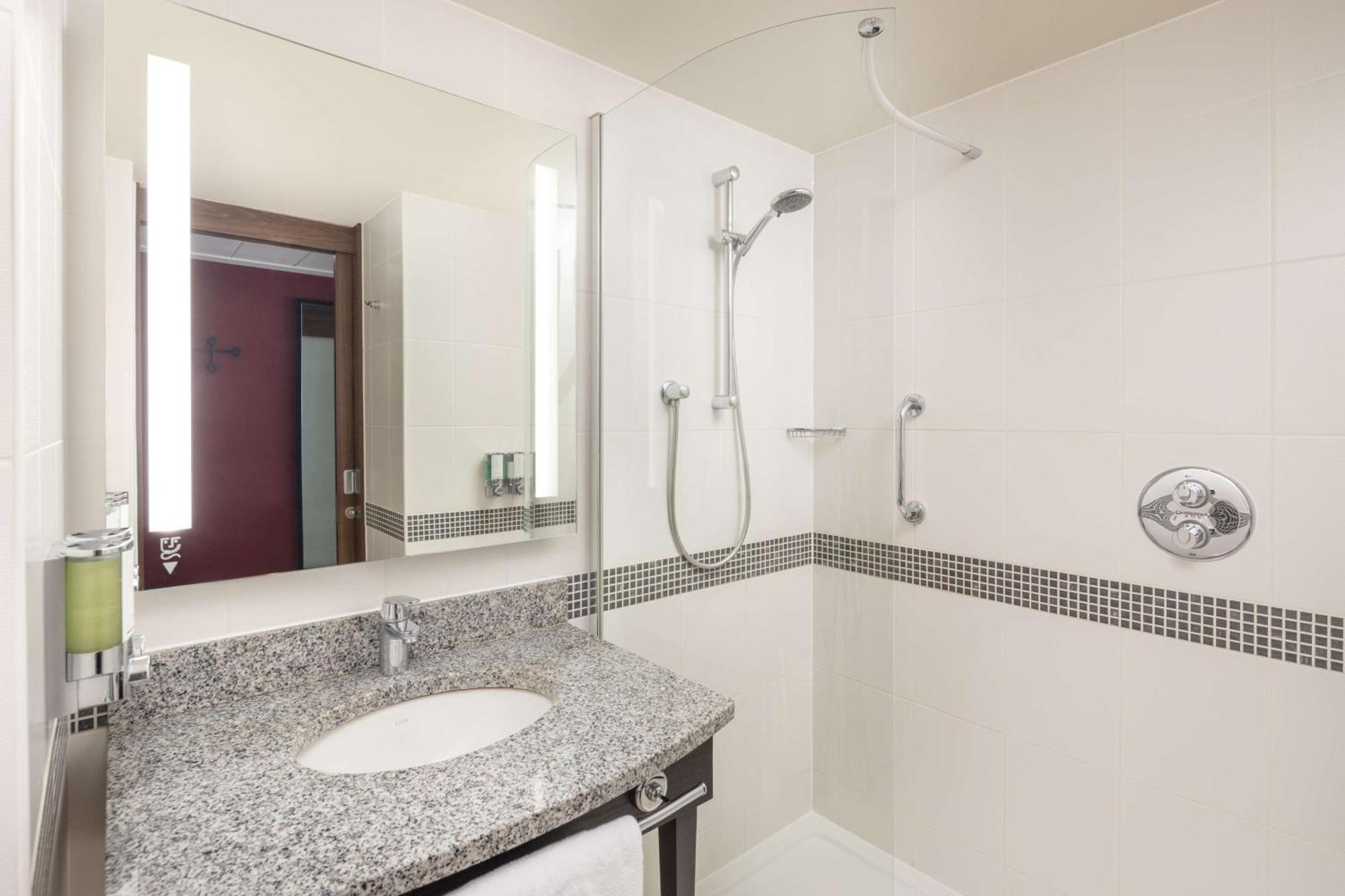 Queen Room Accessible