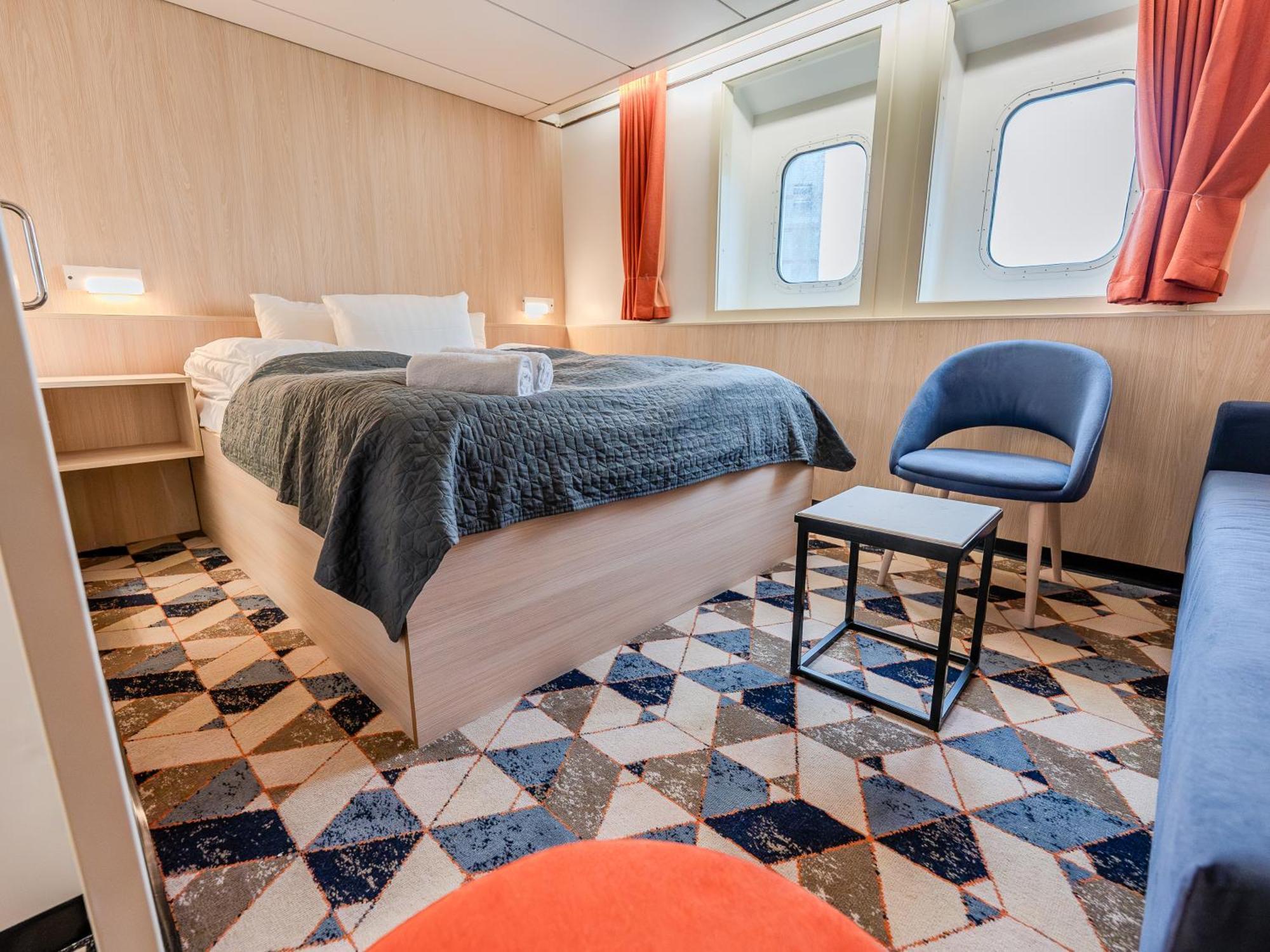 Commodore Class cabin with sea view, 4-berth