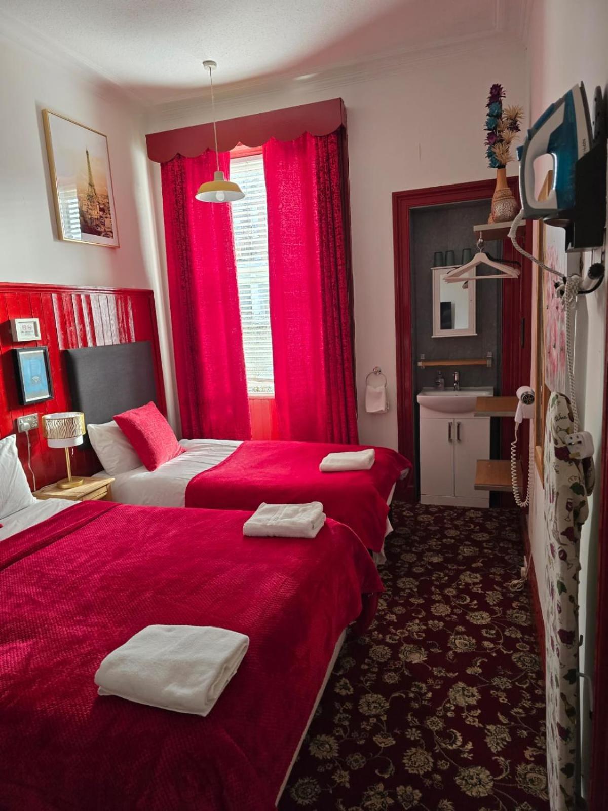 Habitación Triple Básica con baño compartido