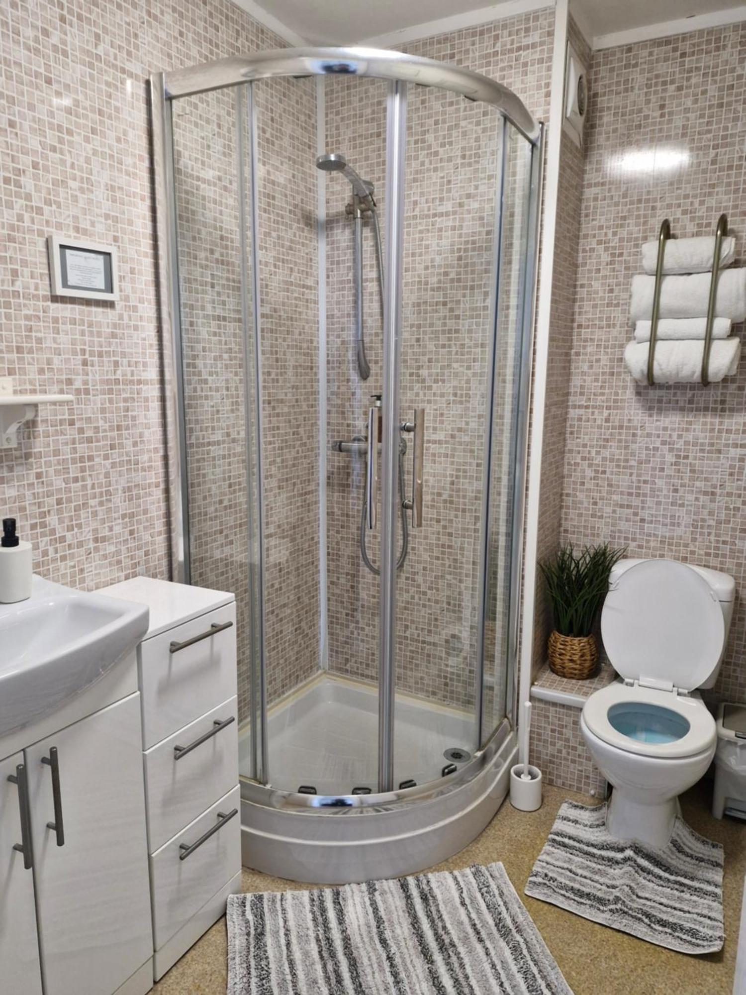 Triple Room Private Bathroom,1646369439:JPEG