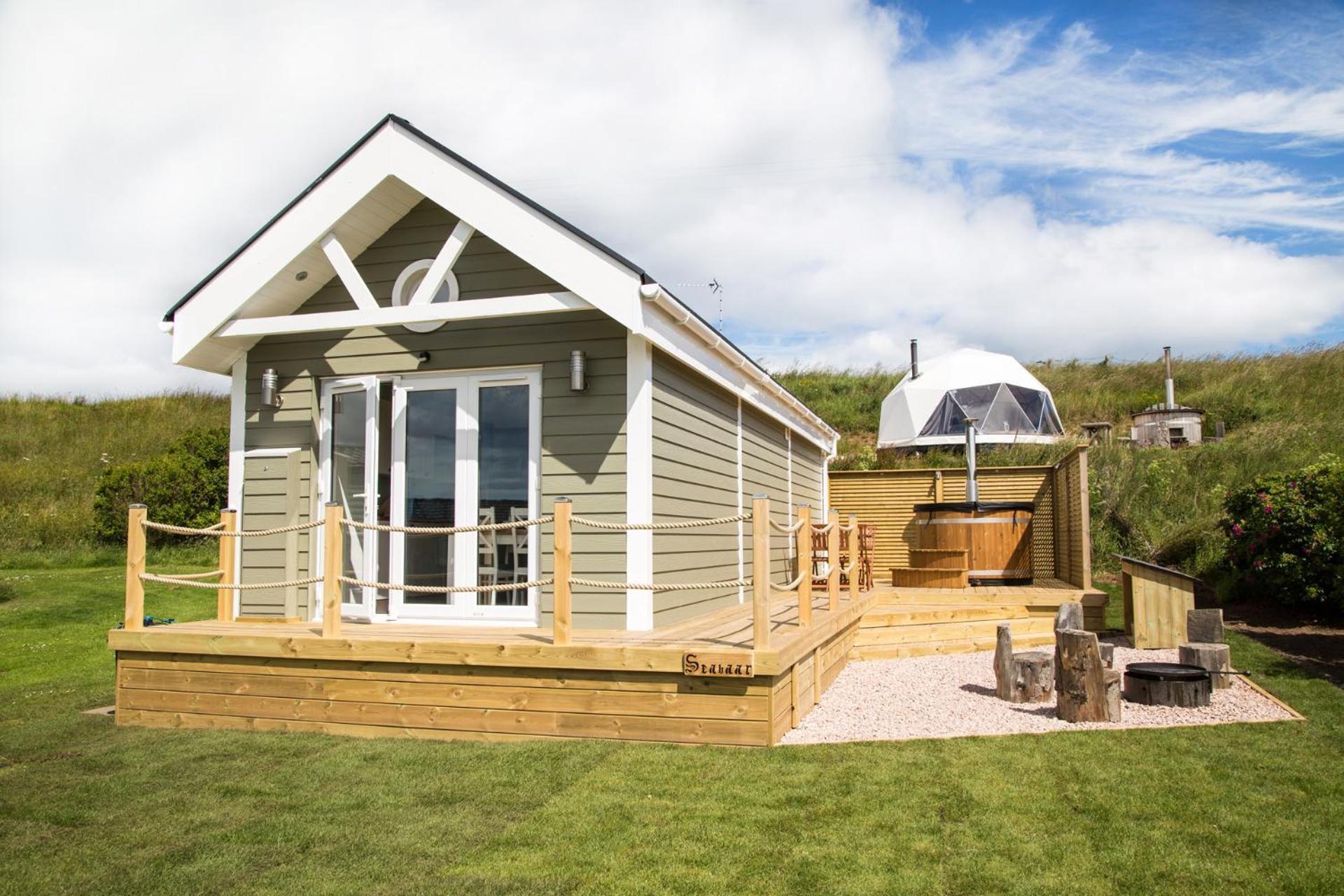 Deluxe Beach Hut Wood Fired Hot Tub Pet Friendly