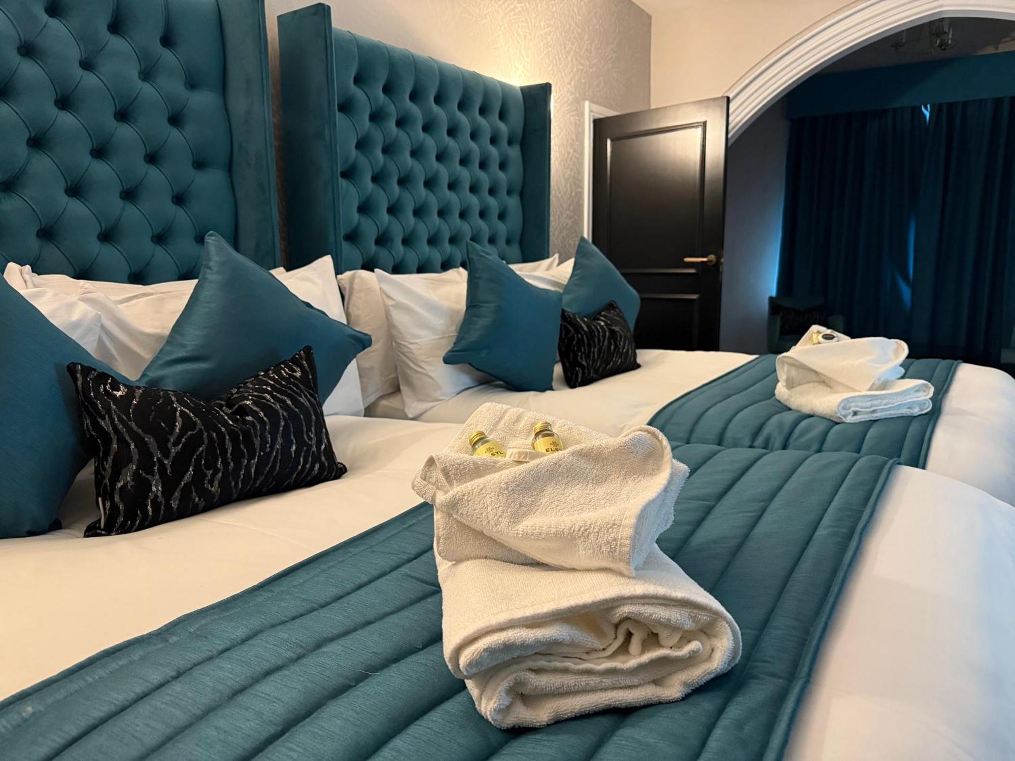 Family Room (2 Adults + 2 Child),1658070656:JPEG