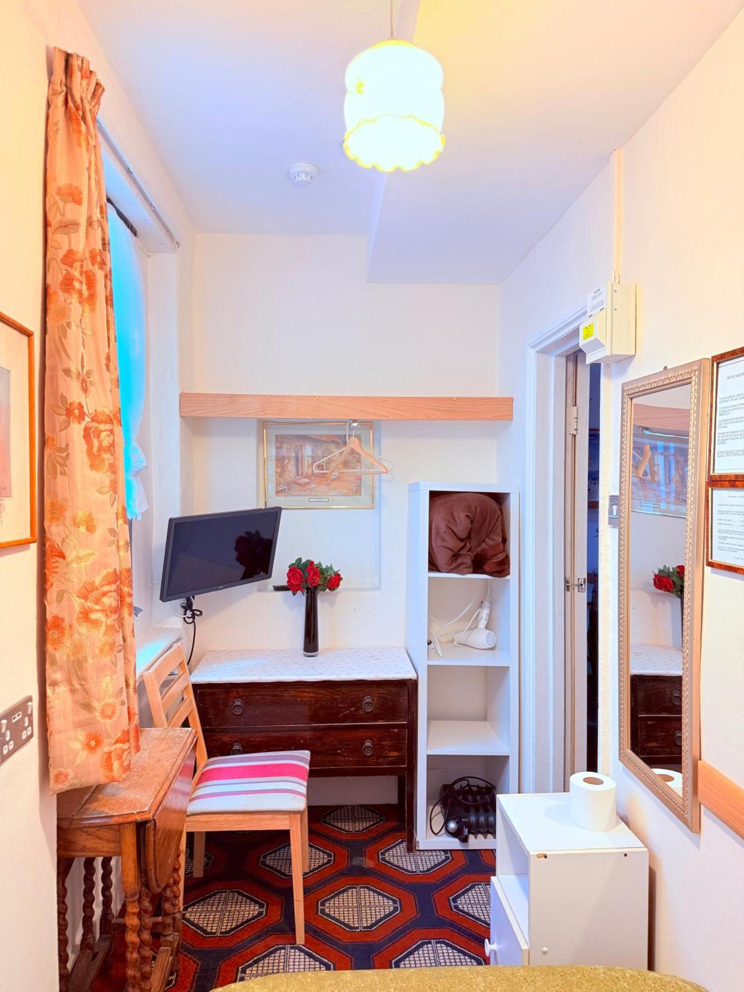 Single Room with Shared Shower and Toilet,1662411417:JPEG