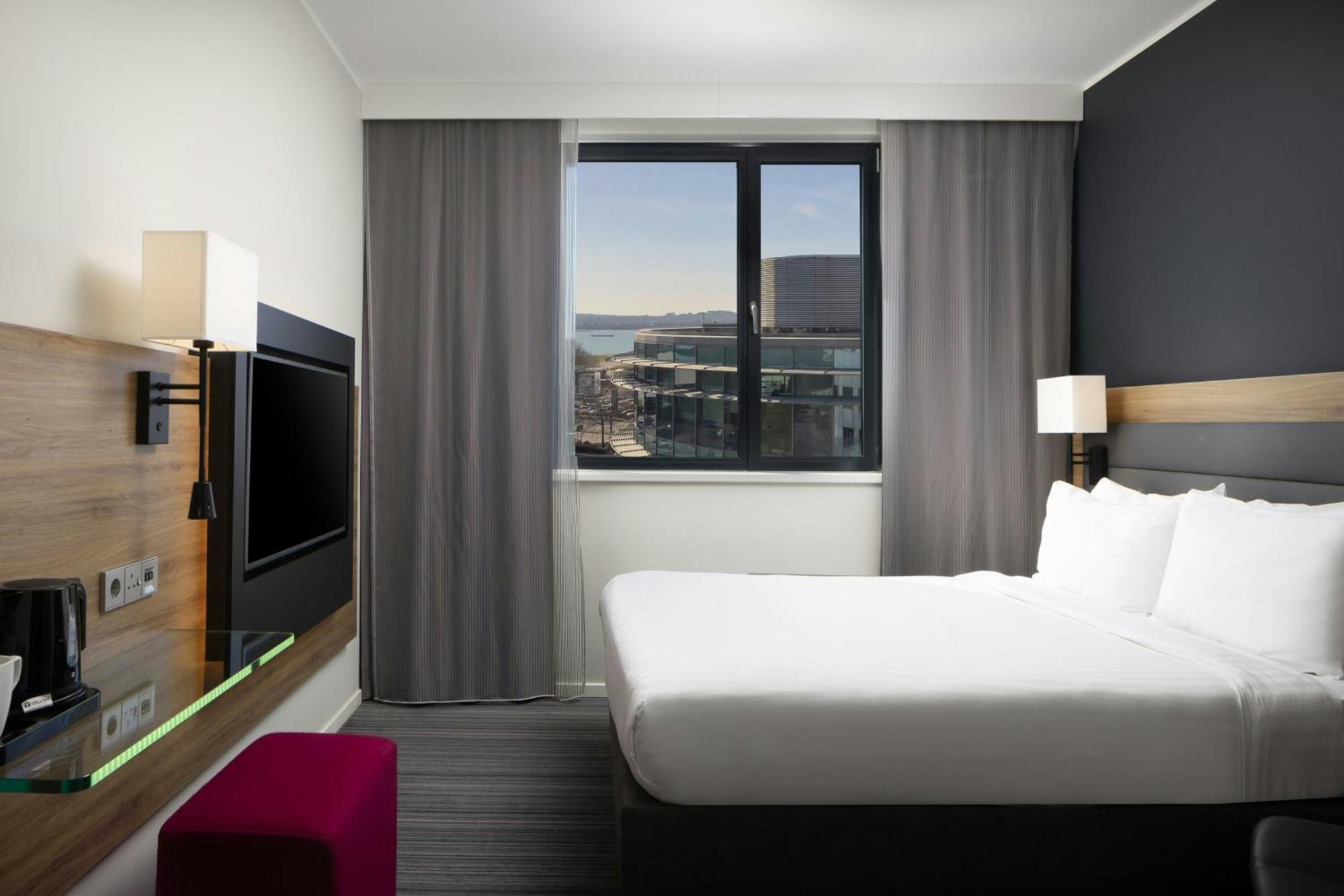 Moxy Queen Room