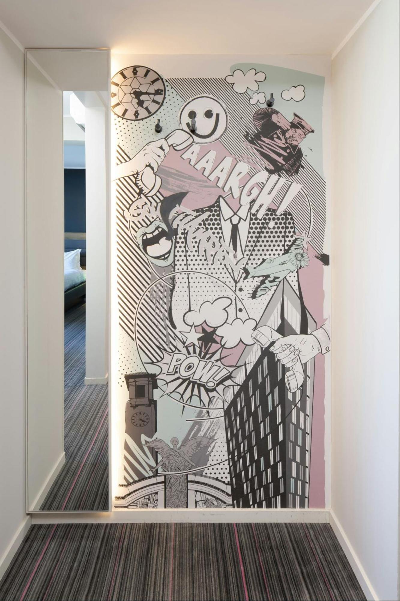 Moxy Queen Room