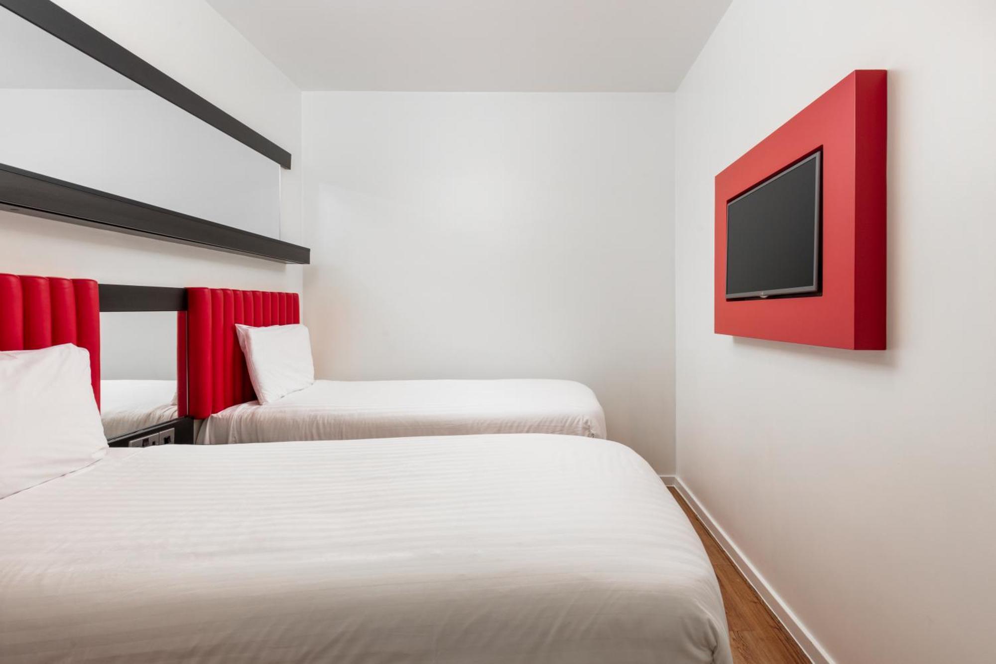 Quarto com 2 Camas de Solteiro sem Janela