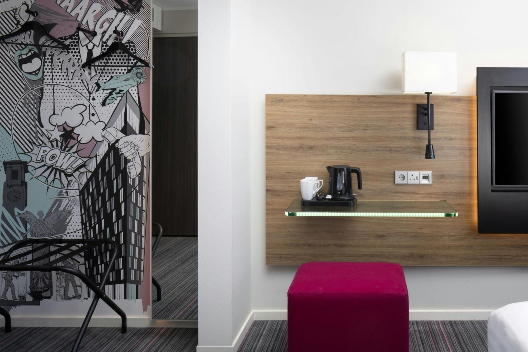 Moxy Queen Room