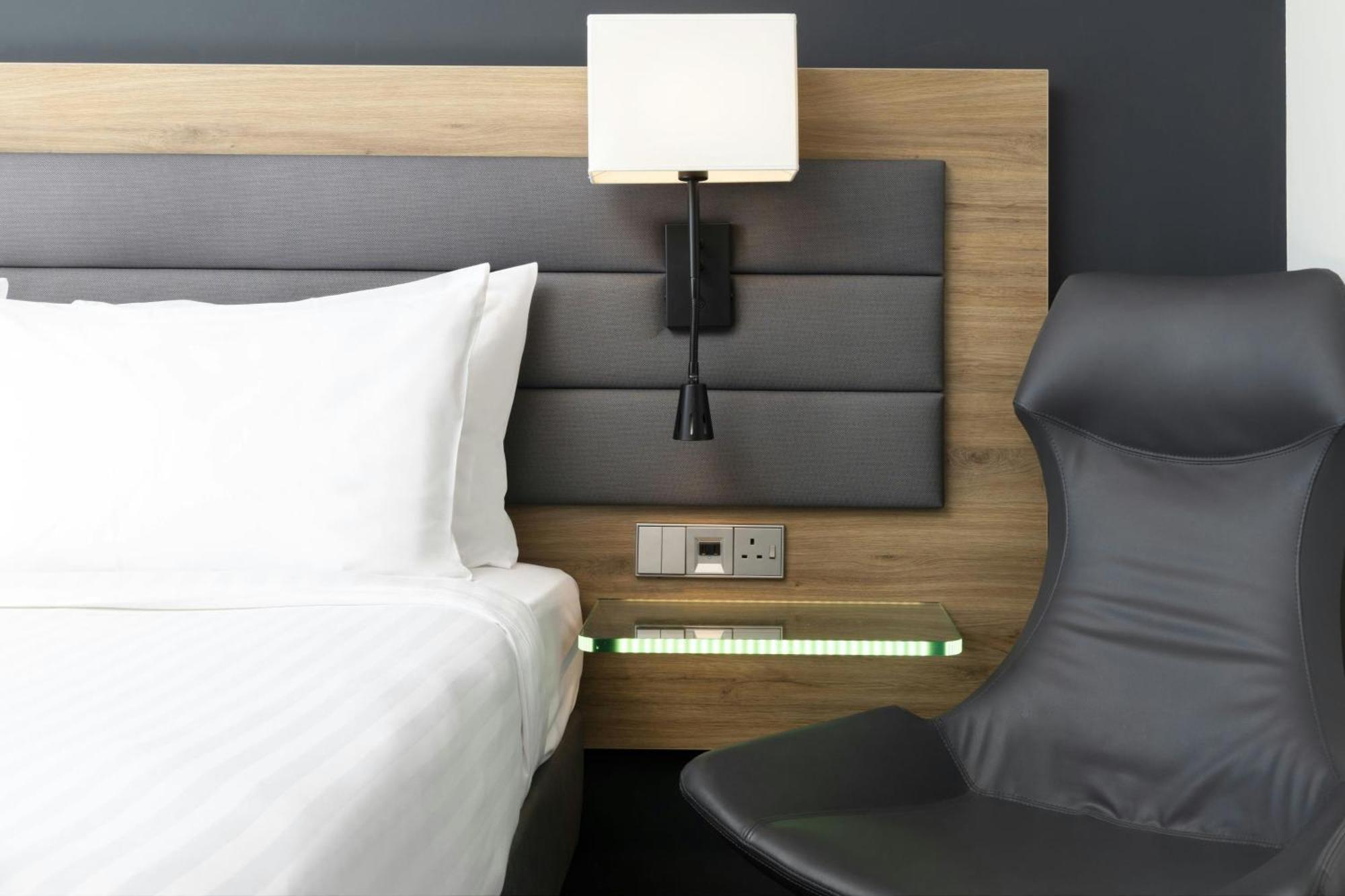 Moxy Queen Room