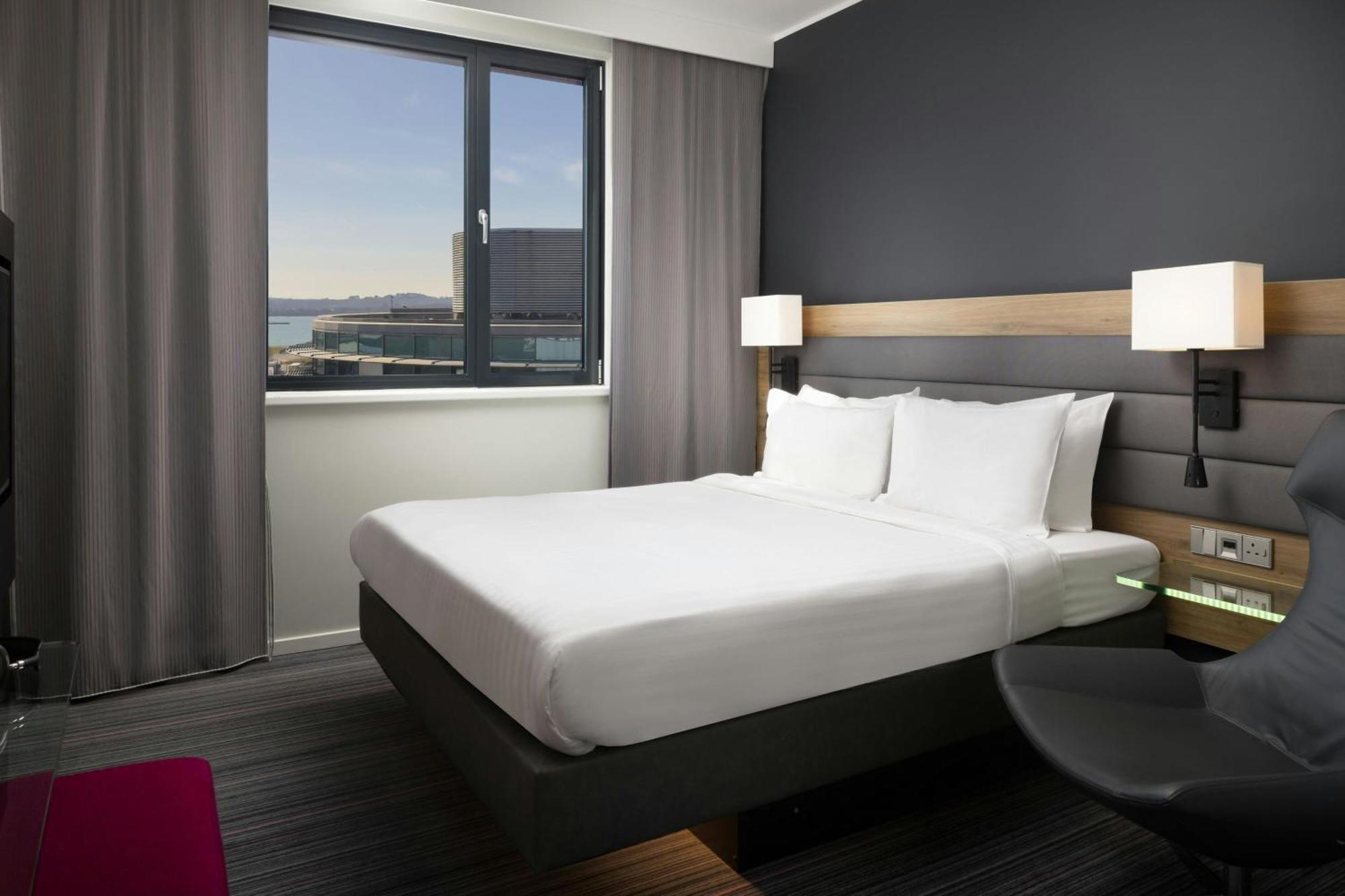 Moxy Queen Room
