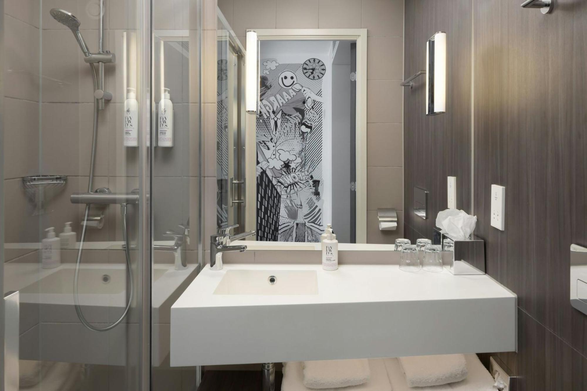 Moxy Queen Room