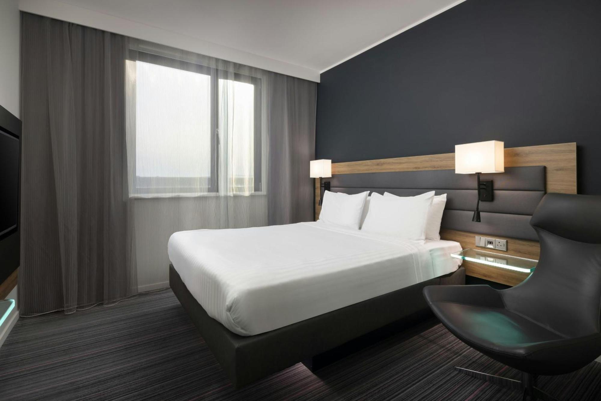 Moxy Queen Room