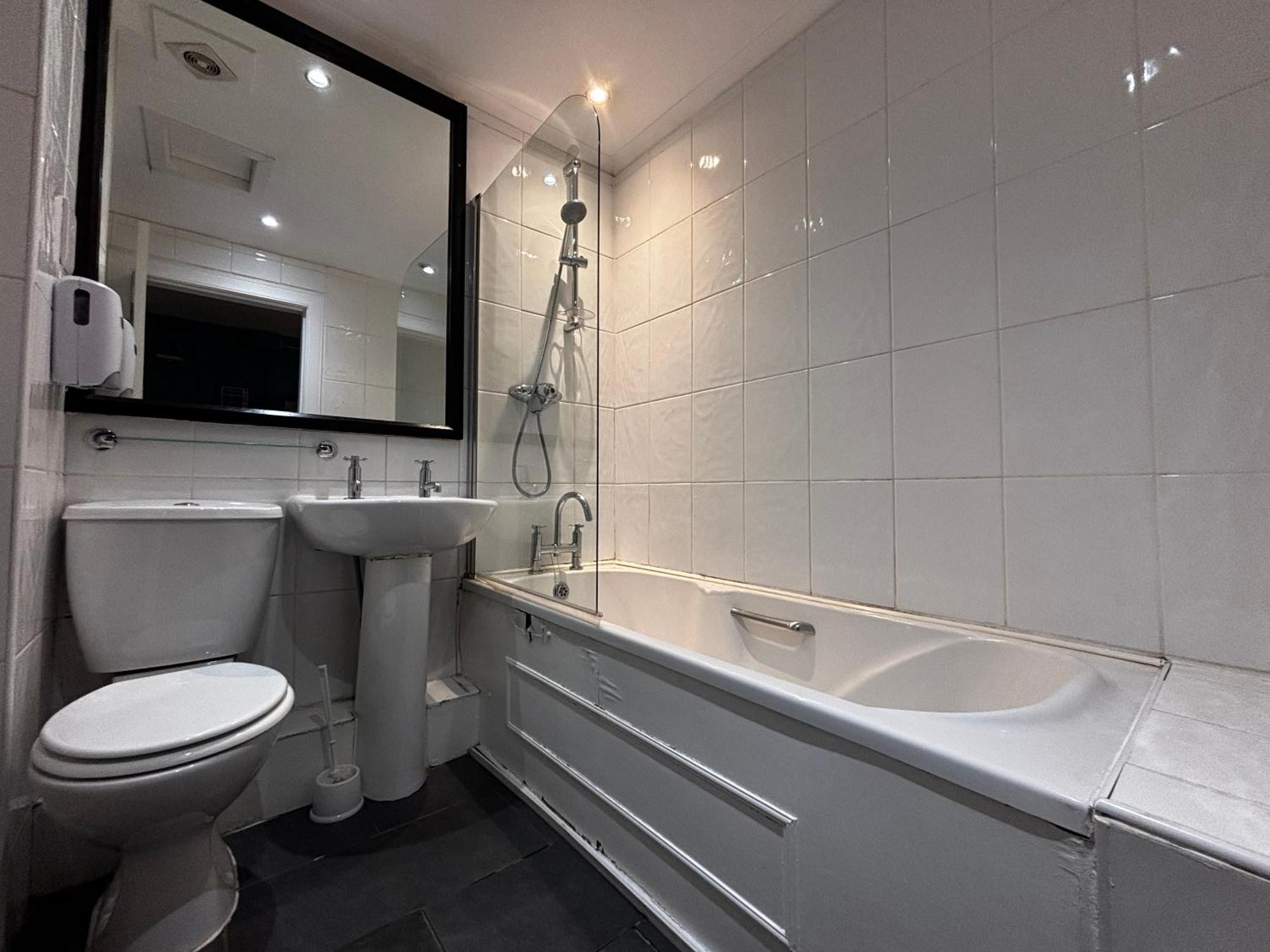 Camera Privata con 6 Letti e Bagno Interno
