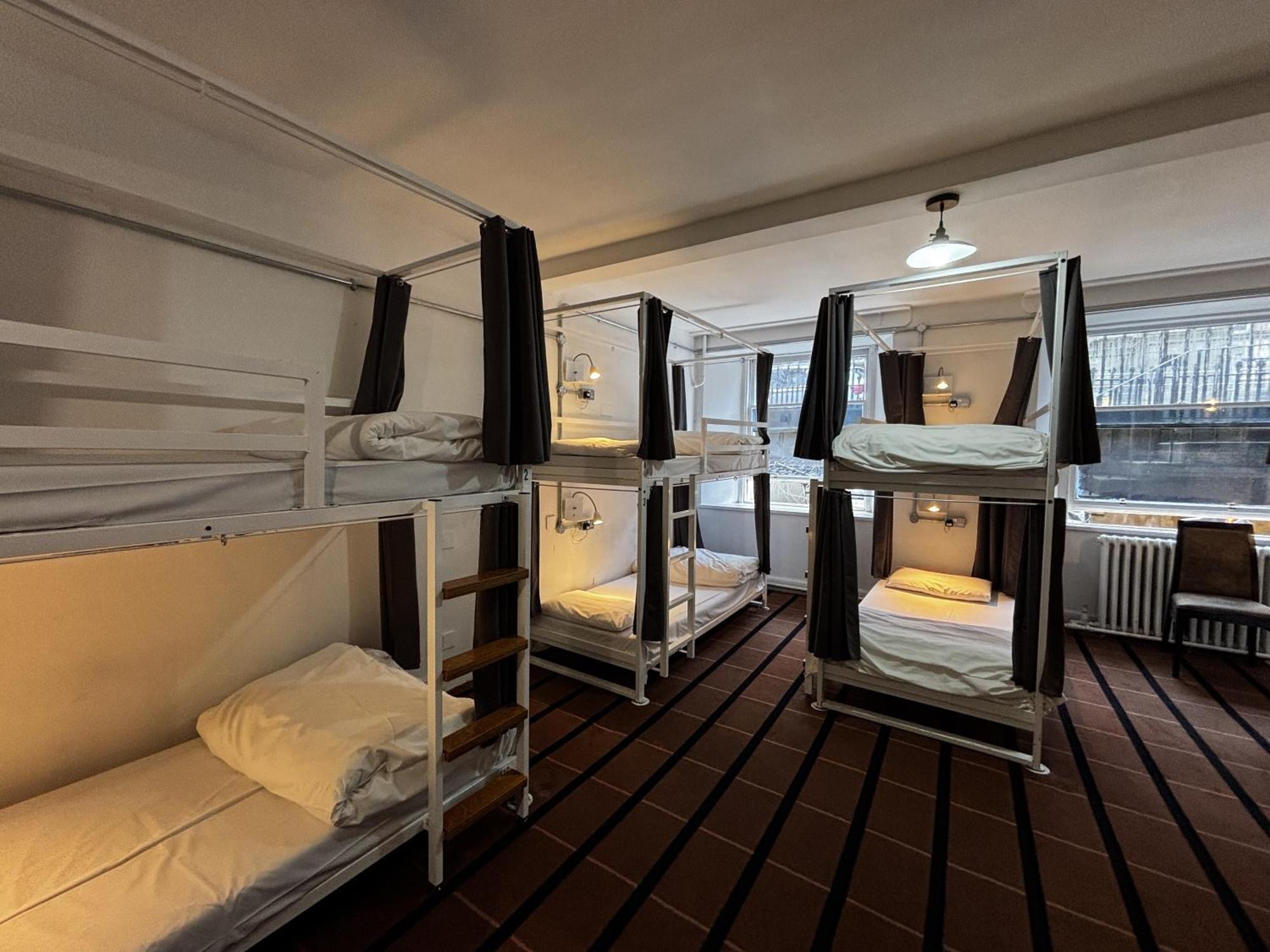Camera Privata con 8 Posti Letto e Bagno Interno