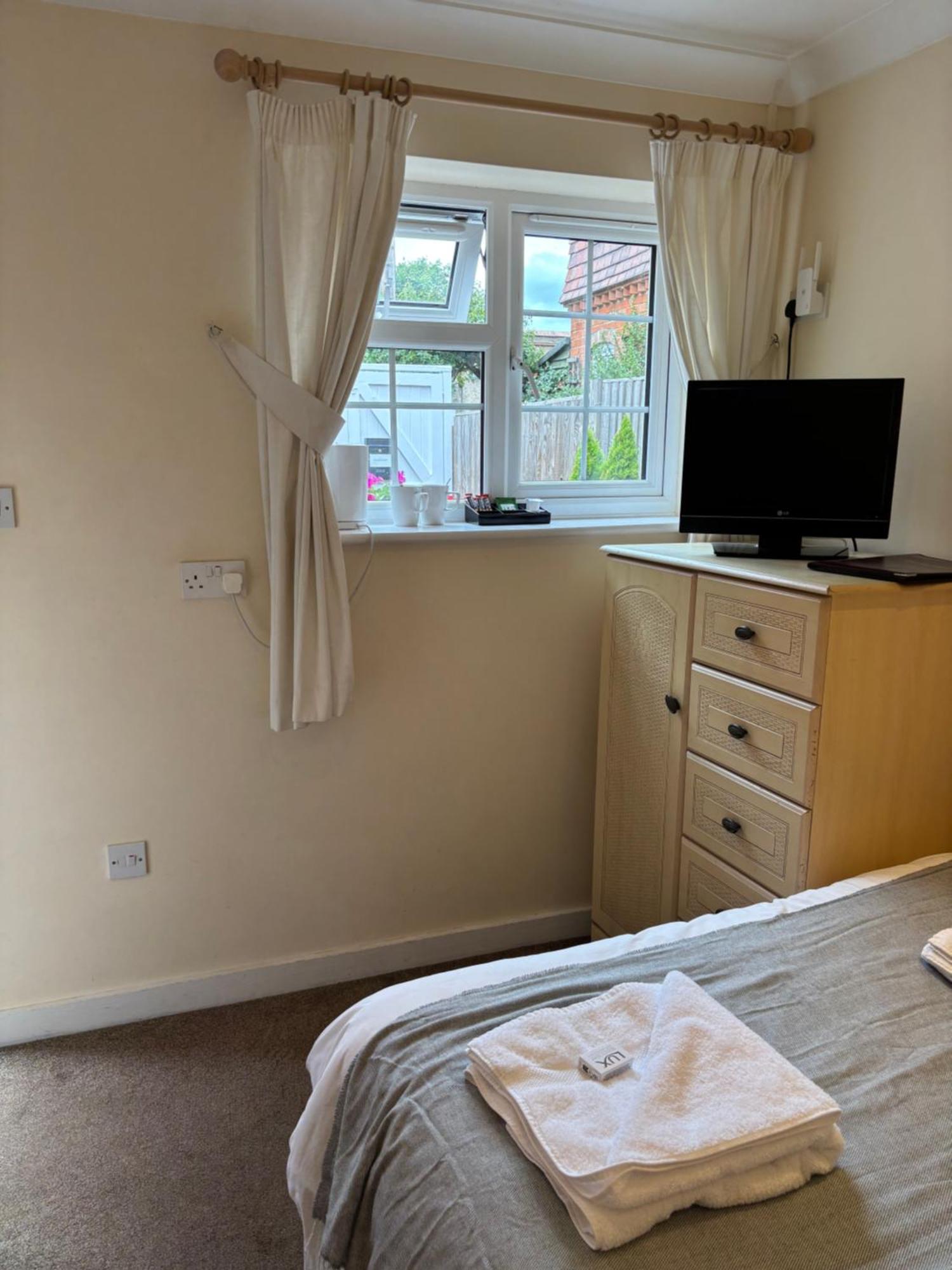 Small Double Room,1692007037:JPEG