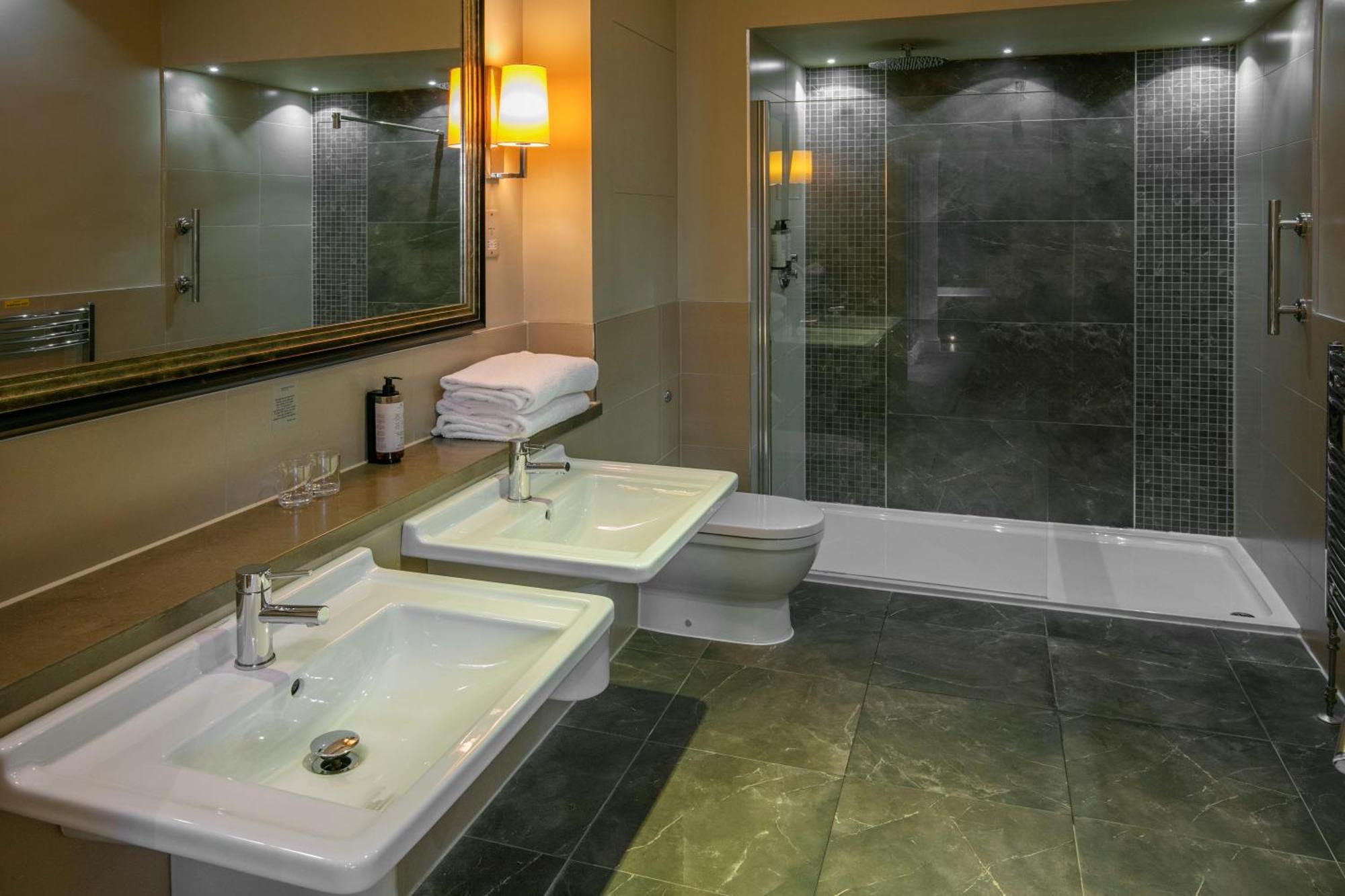 Suite,1695739912:JPEG