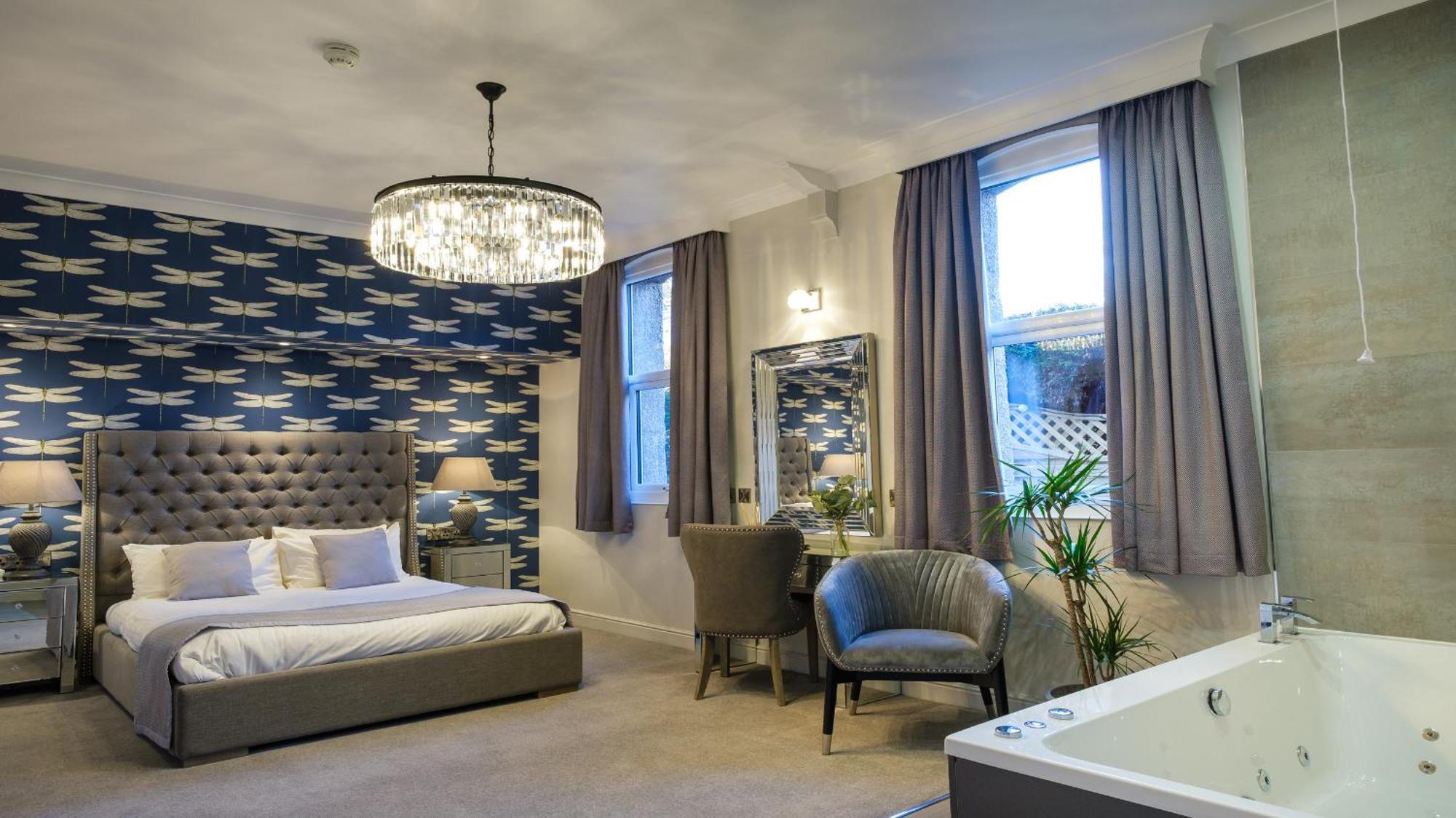 Deluxe King Room with Jetted Tub - Non-Smoking